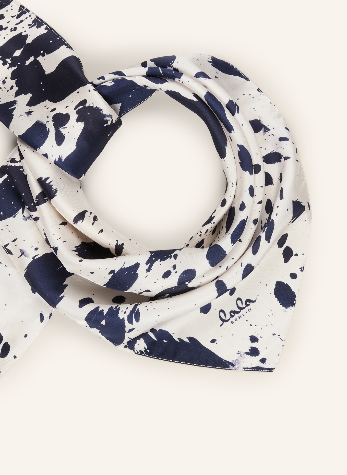 Lala Berlin Trojúhelníkový šátek TAREK z hedvábí: KRÉMOVÁ / TMAVĚ MODRÁ