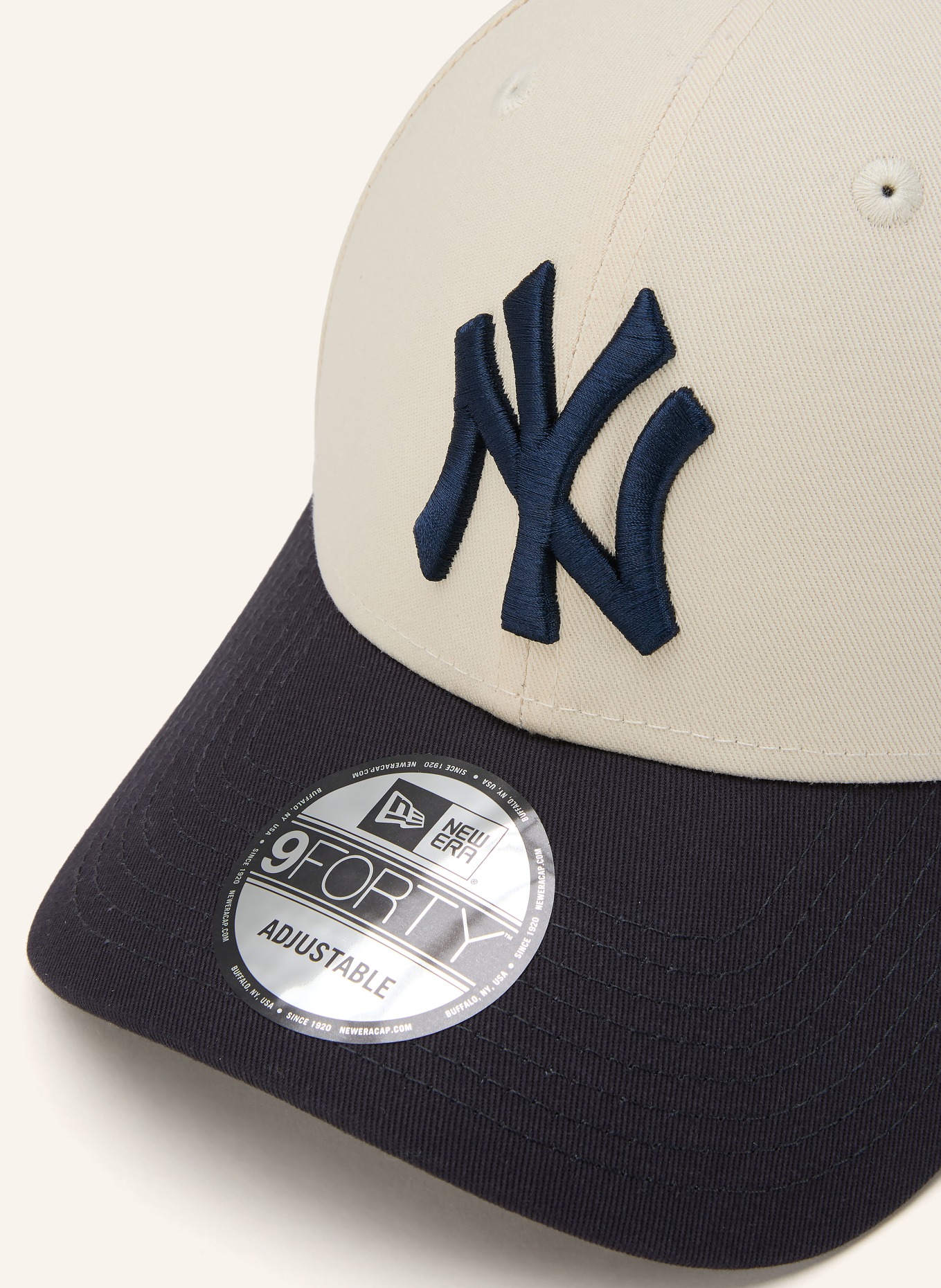 NEW ERA Čepice COLOURBLOCK 9FORTY®: KRÉMOVÁ / TMAVĚ MODRÁ