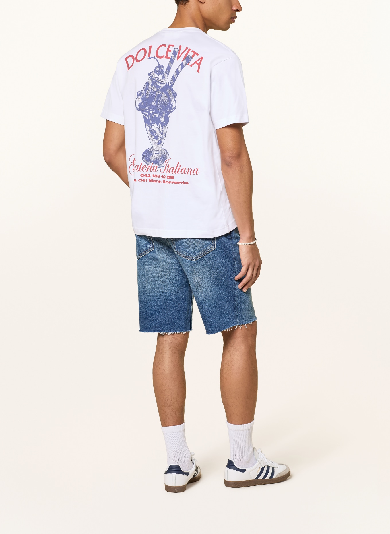 On Vacation T-Shirt: WEISS / DUNKELROT