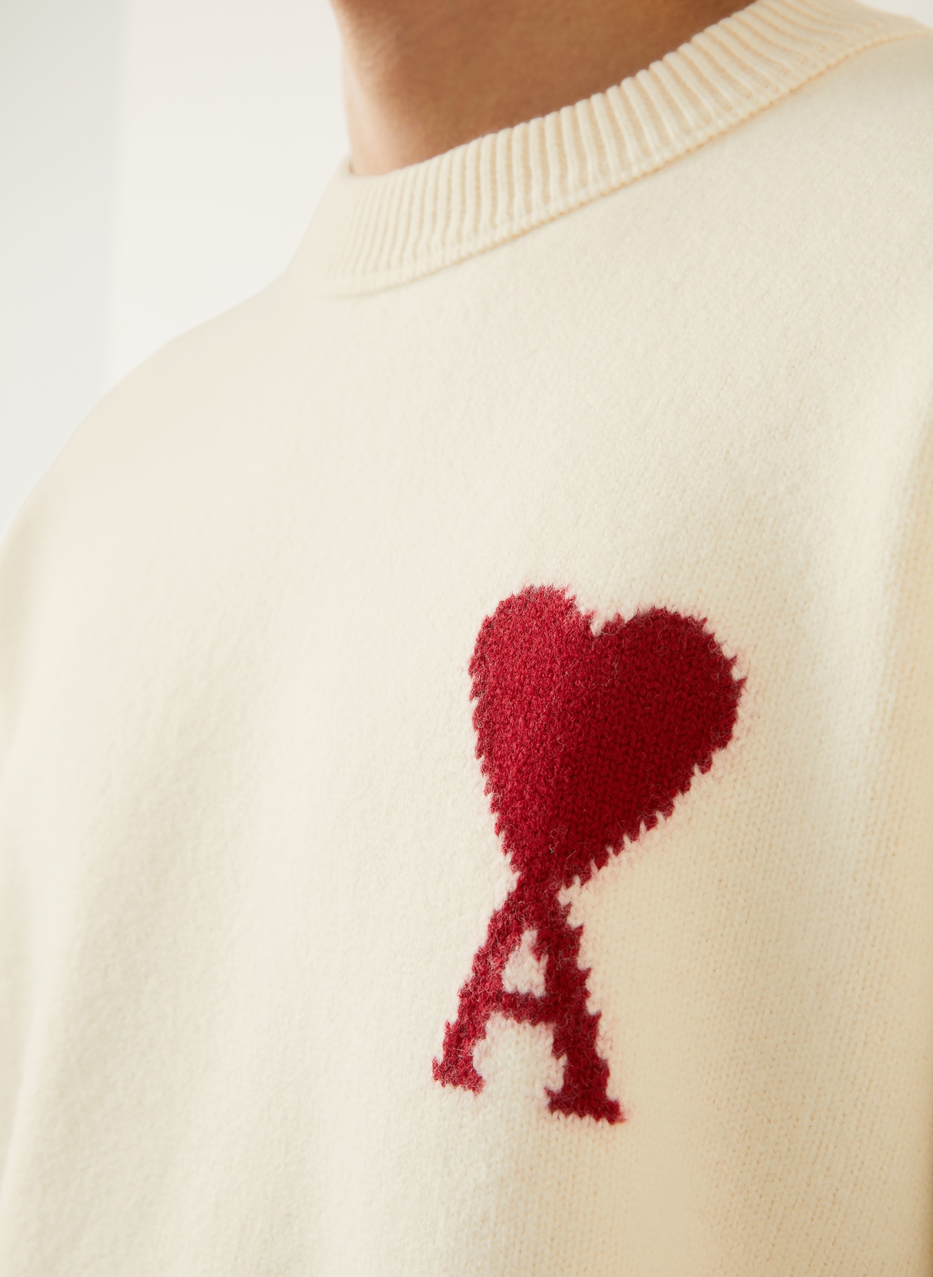 AMI PARIS Pullover: ECRU / DUNKELROT