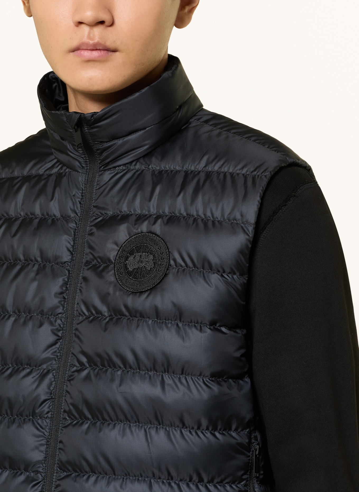 CANADA GOOSE Lehká péřová vesta STRATUS: ČERNÁ
