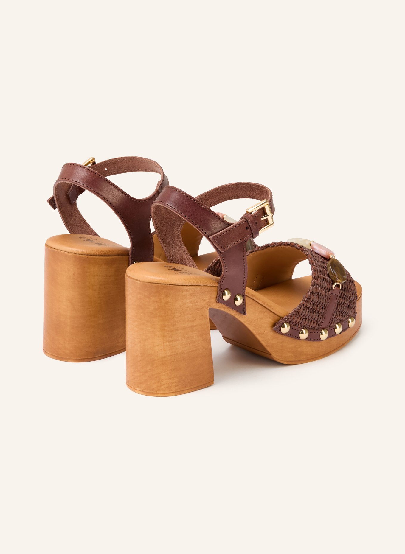 È MIA Plateau-Sandaletten mit Schmucksteinen und Nieten: DUNKELBRAUN