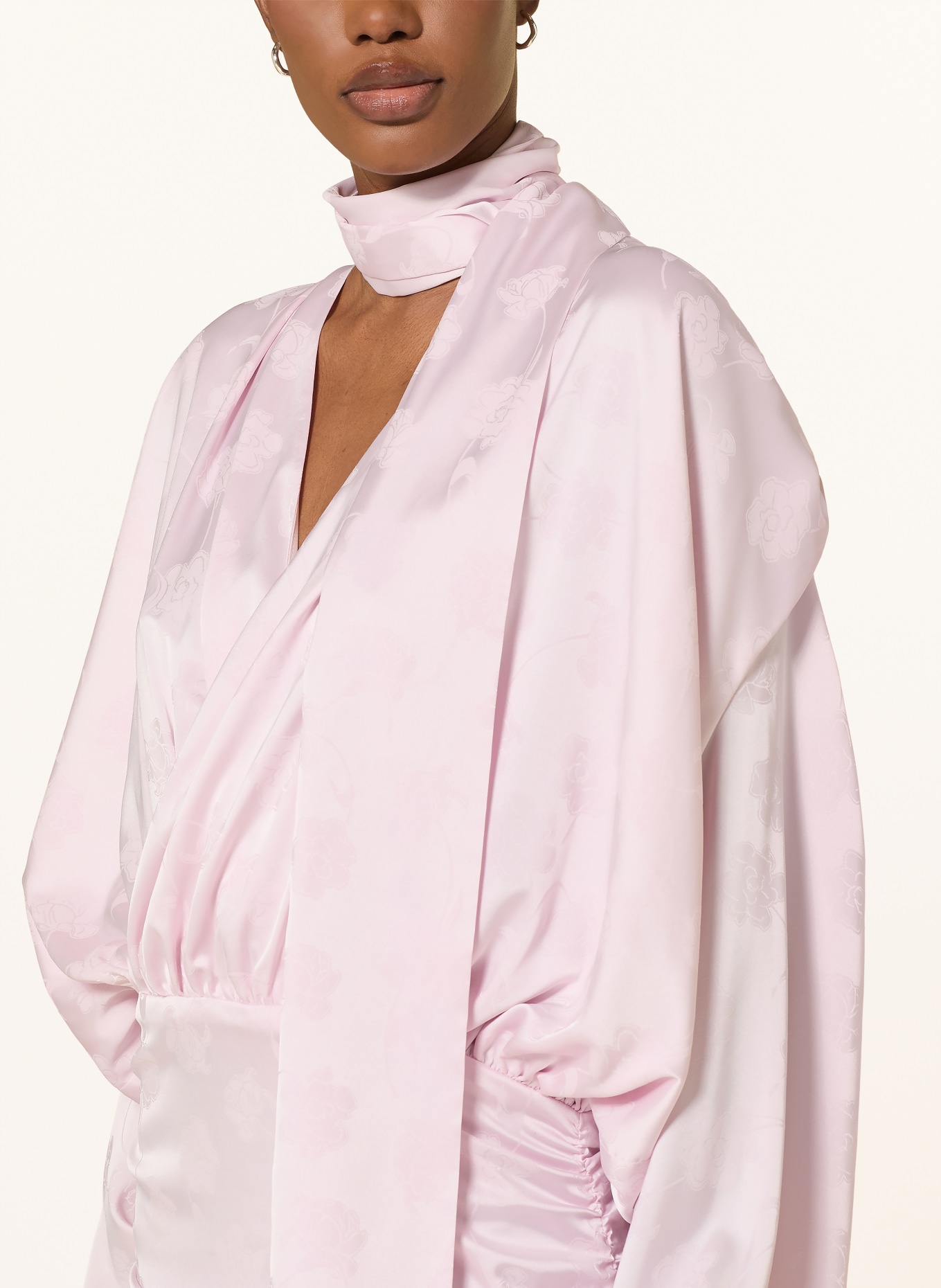 ROTATE Satinkleid mit abnehmbarem Schal: ROSA