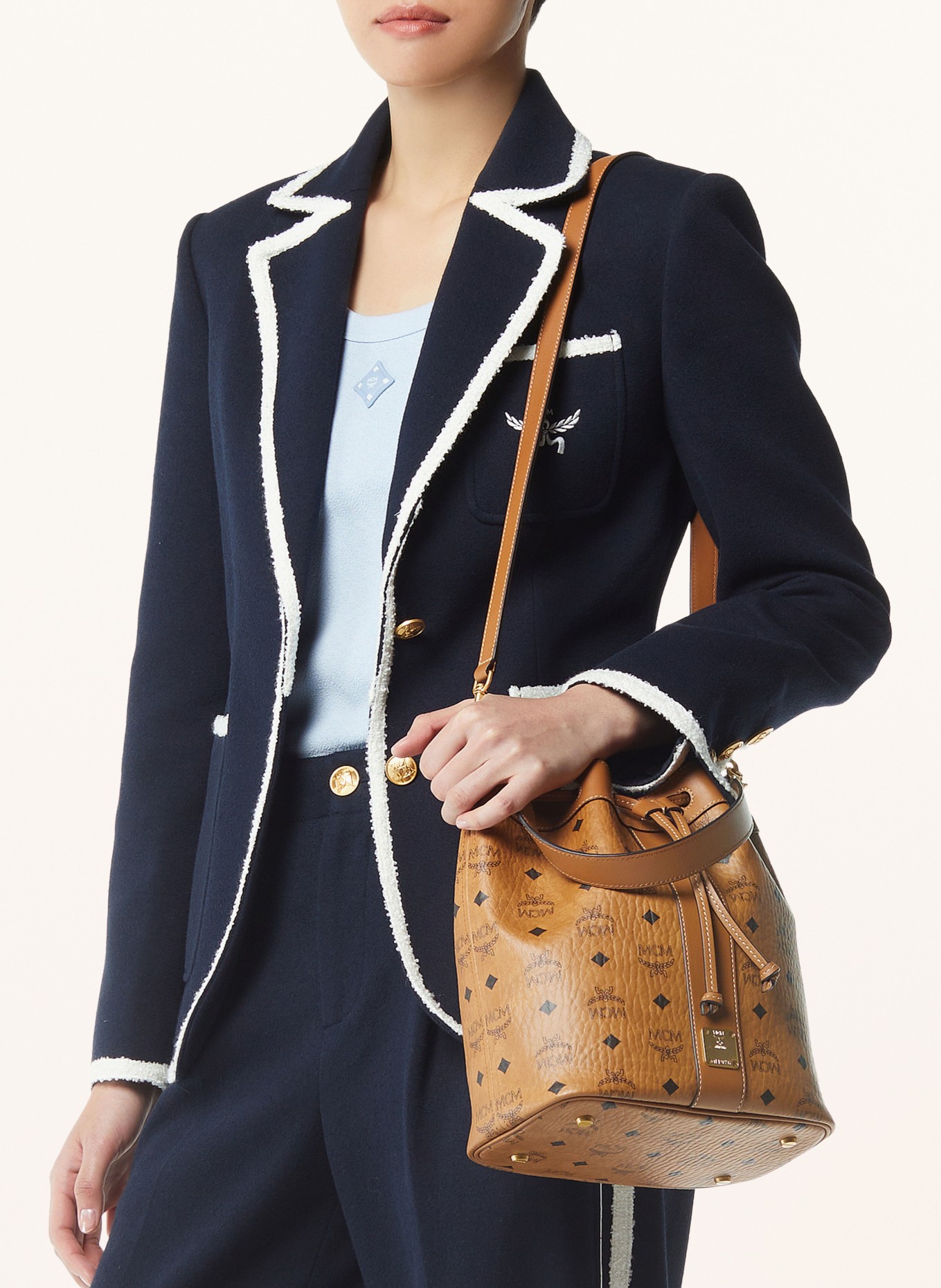 MCM Beuteltasche DESSAU MEDIUM mit Pouch: COGNAC / GOLD
