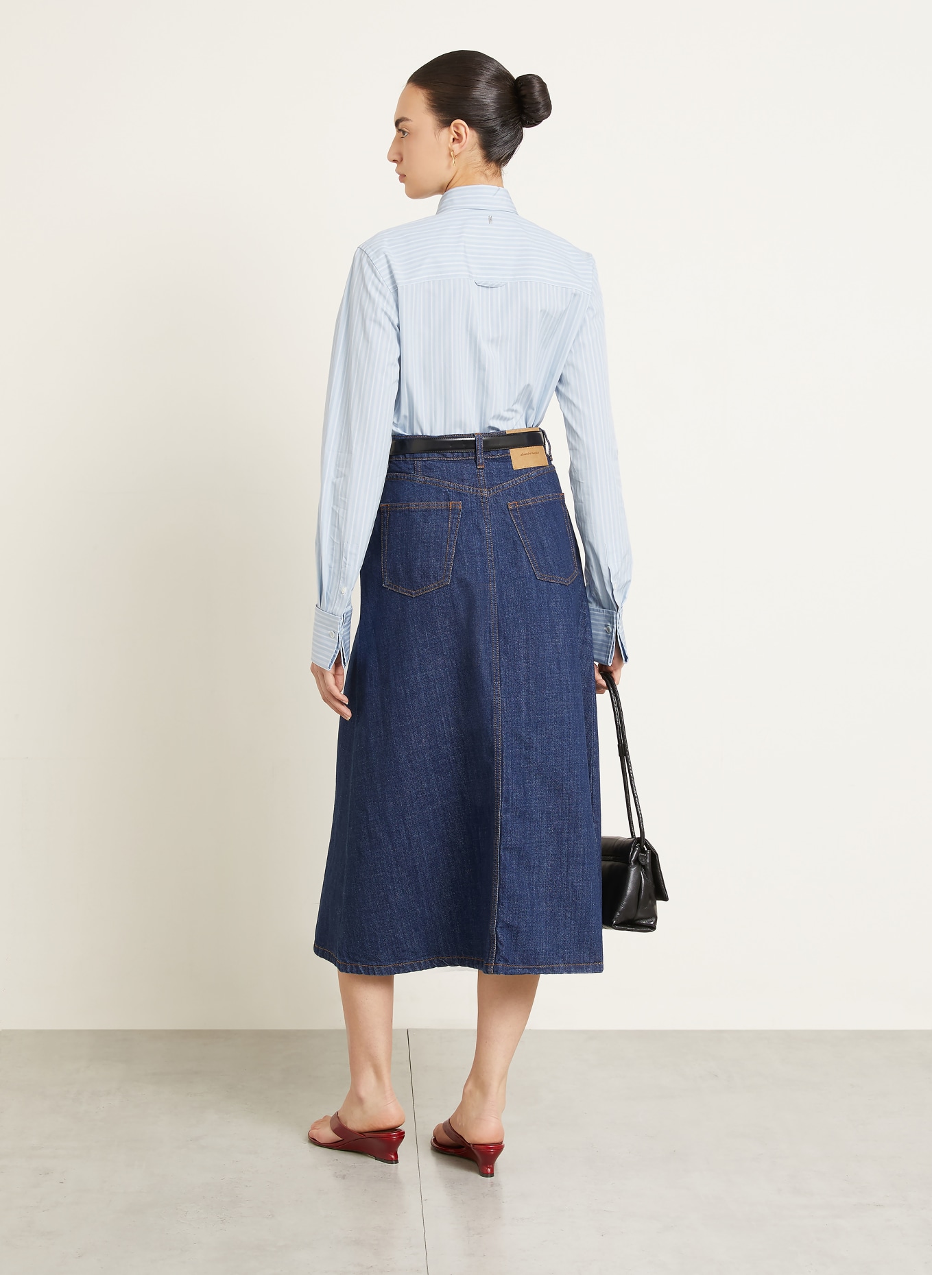 AMI PARIS Hemdbluse mit Rüschen: HELLBLAU / WEISS