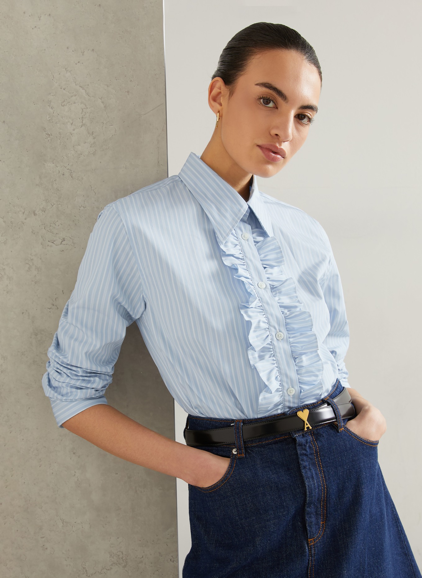 AMI PARIS Hemdbluse mit Rüschen: HELLBLAU / WEISS