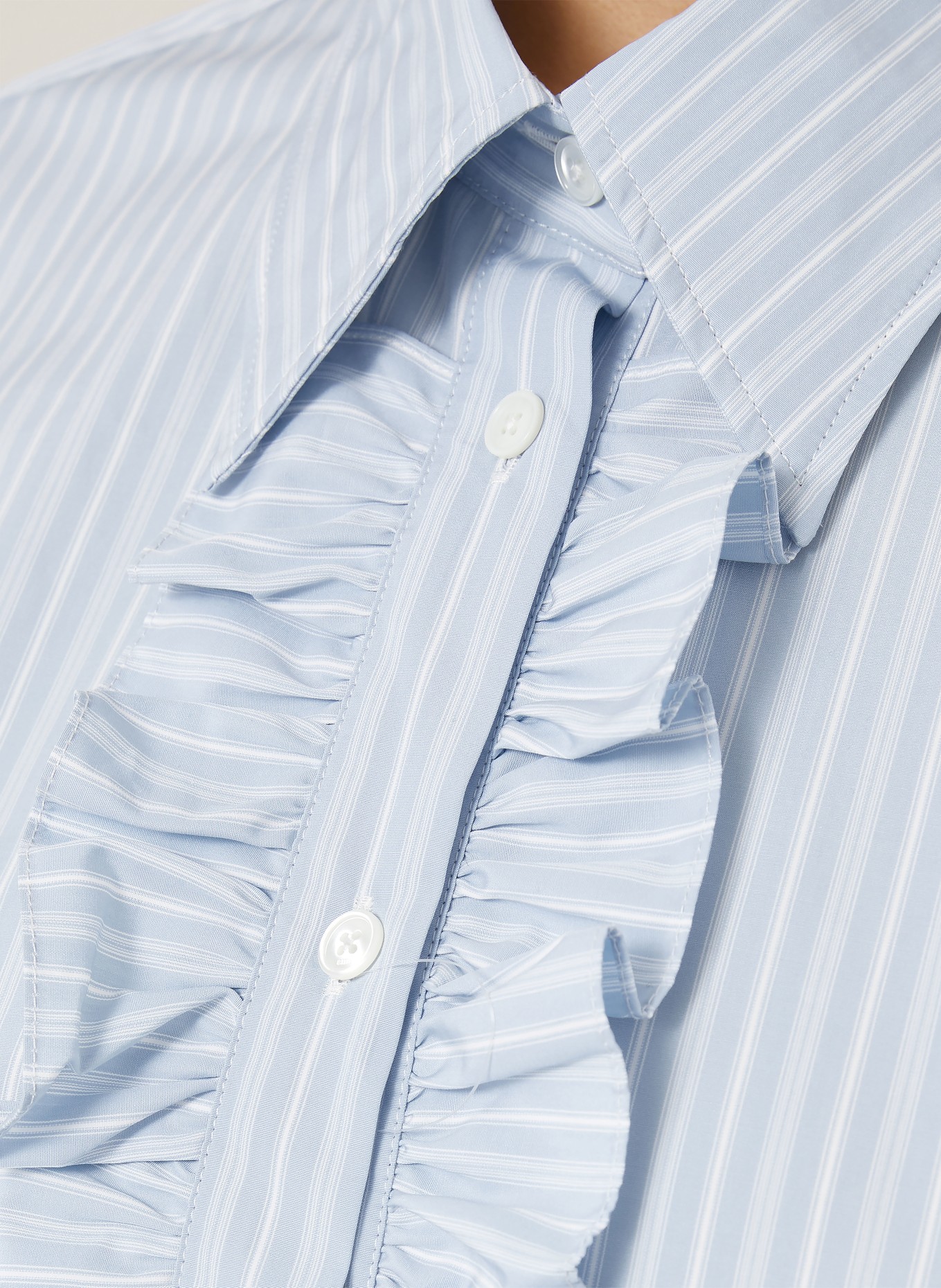 AMI PARIS Hemdbluse mit Rüschen: HELLBLAU / WEISS