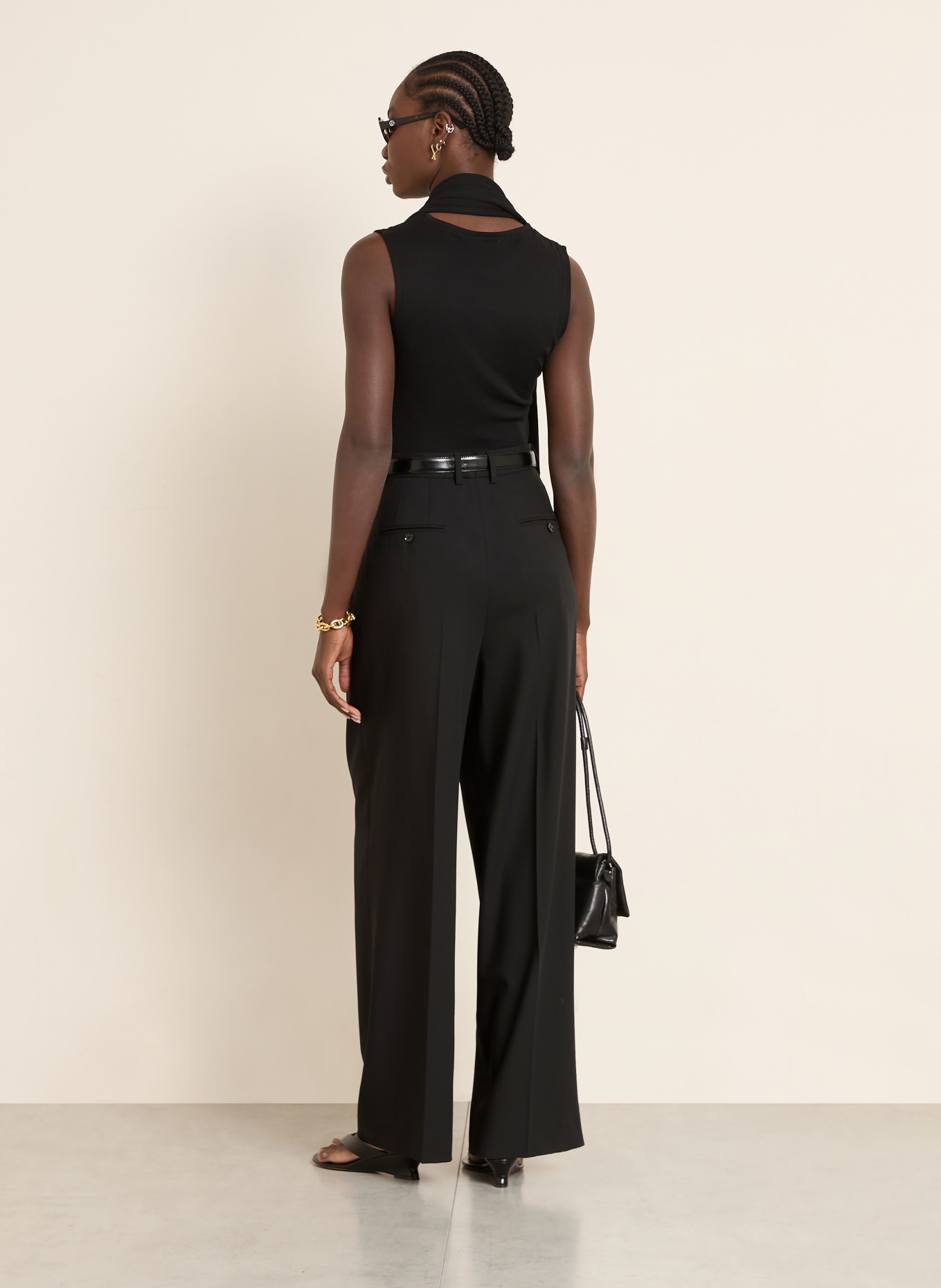 AMI PARIS Marlenehose: SCHWARZ