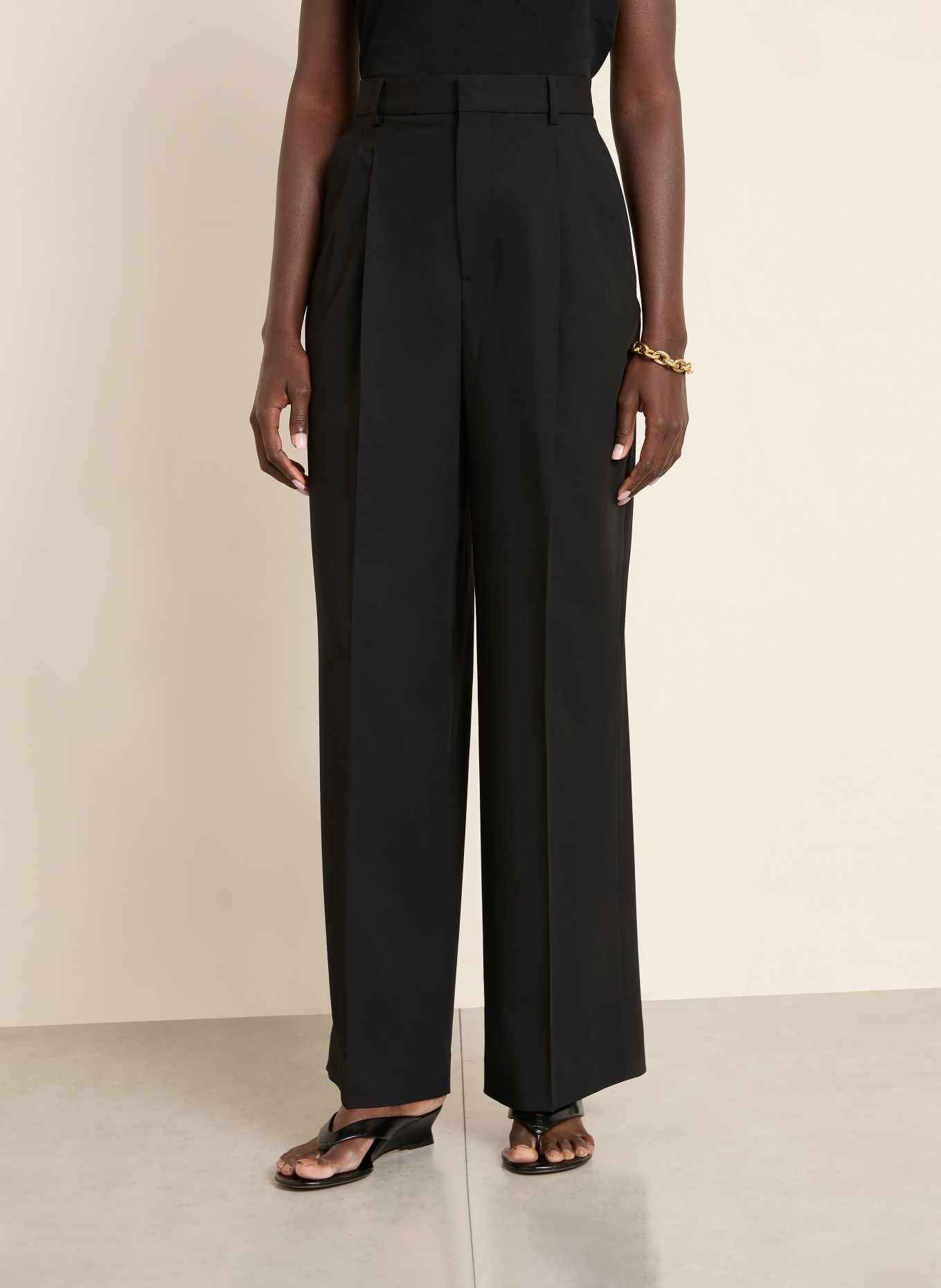 AMI PARIS Marlenehose: SCHWARZ