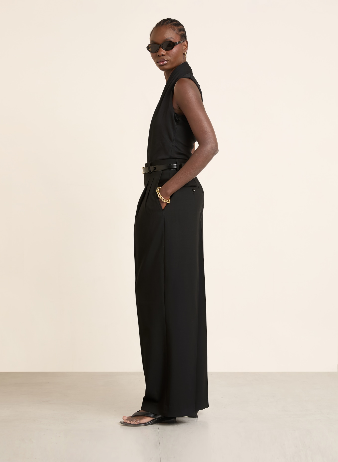 AMI PARIS Marlenehose: SCHWARZ