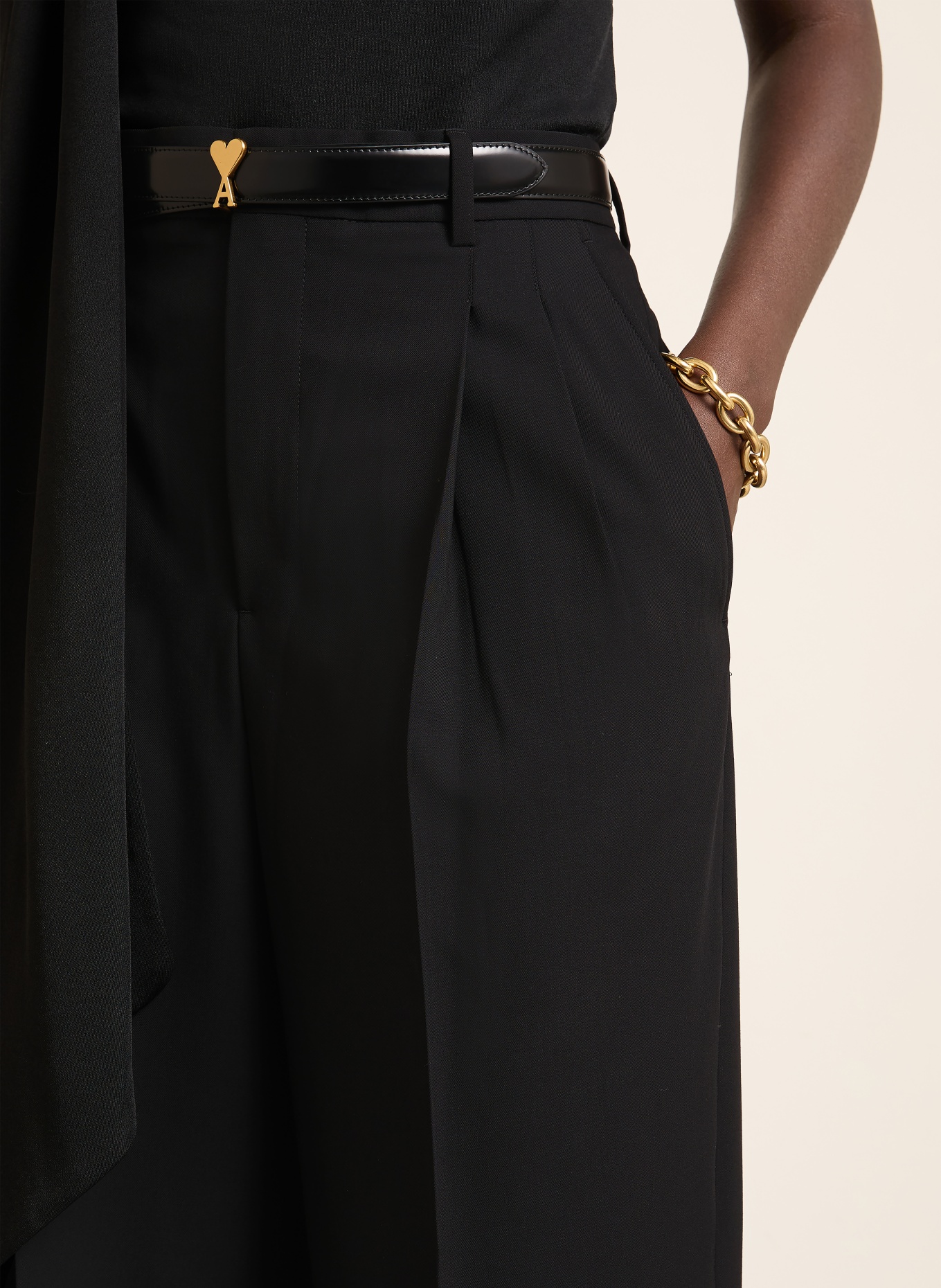 AMI PARIS Marlenehose: SCHWARZ