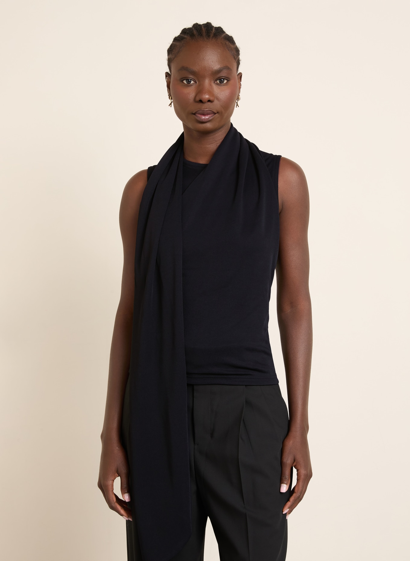 AMI PARIS Blůza s mašlí: ČERNÁ