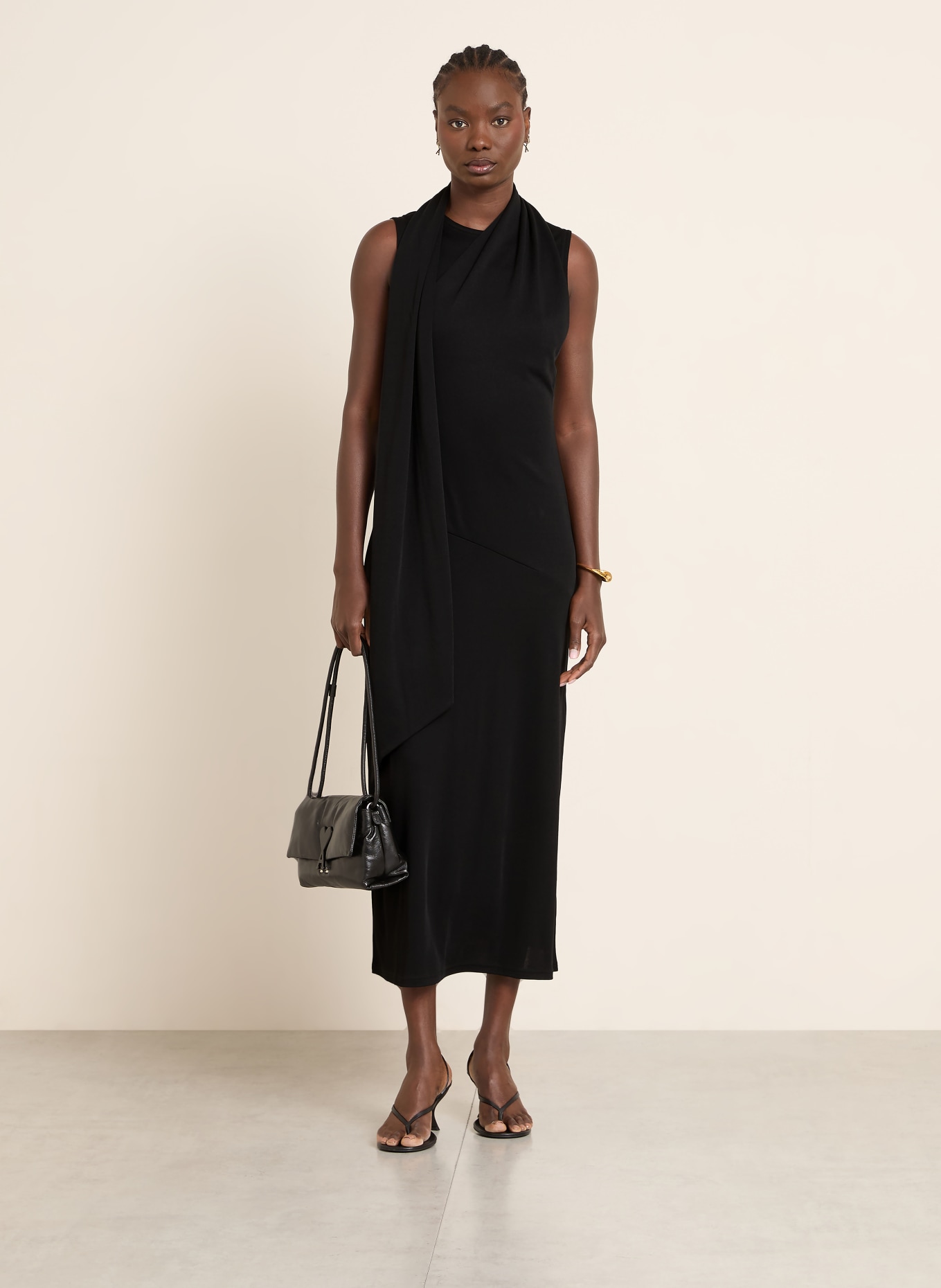 AMI PARIS Jerseykleid mit Schluppe: SCHWARZ