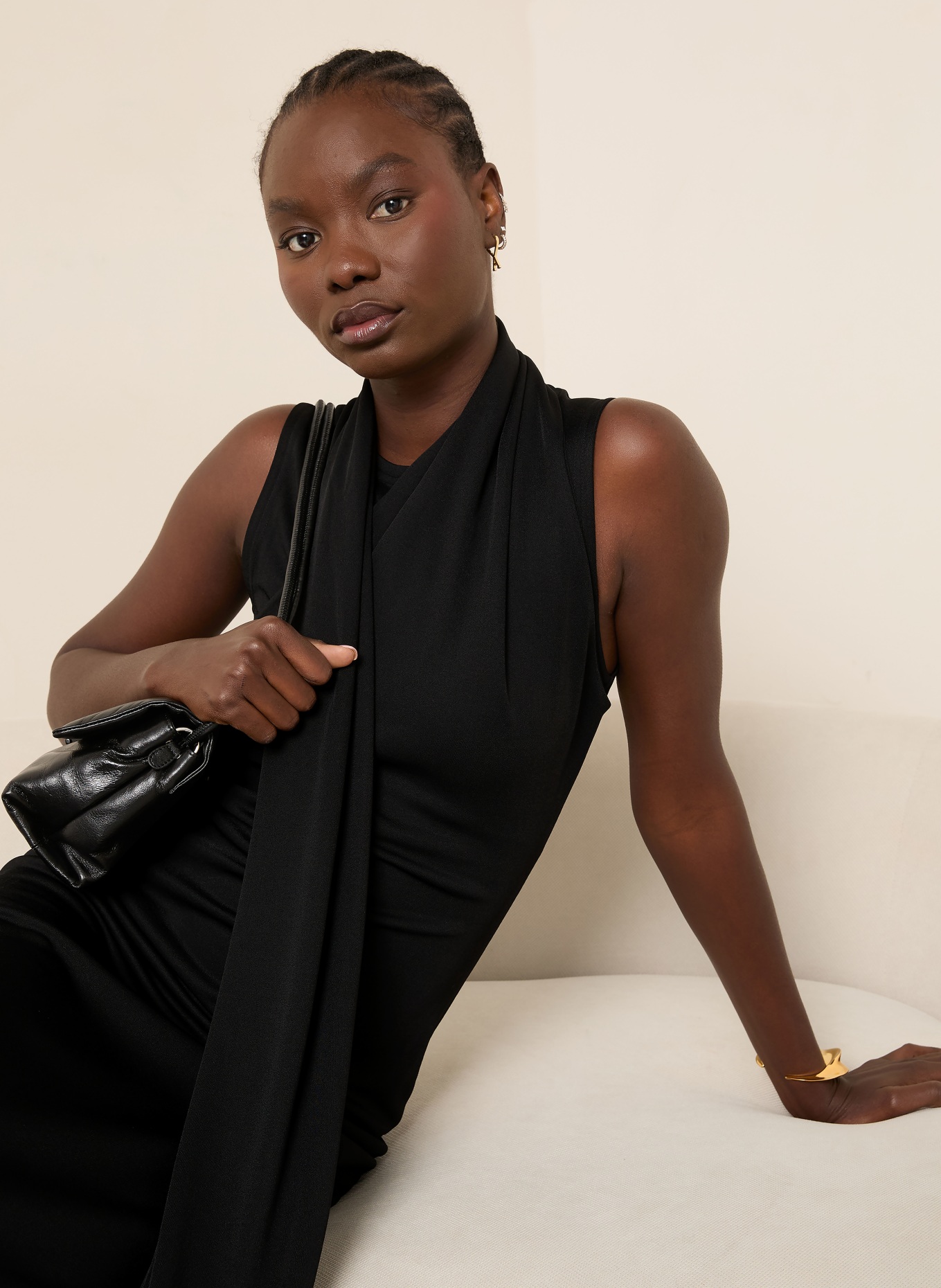 AMI PARIS Jerseykleid mit Schluppe: SCHWARZ