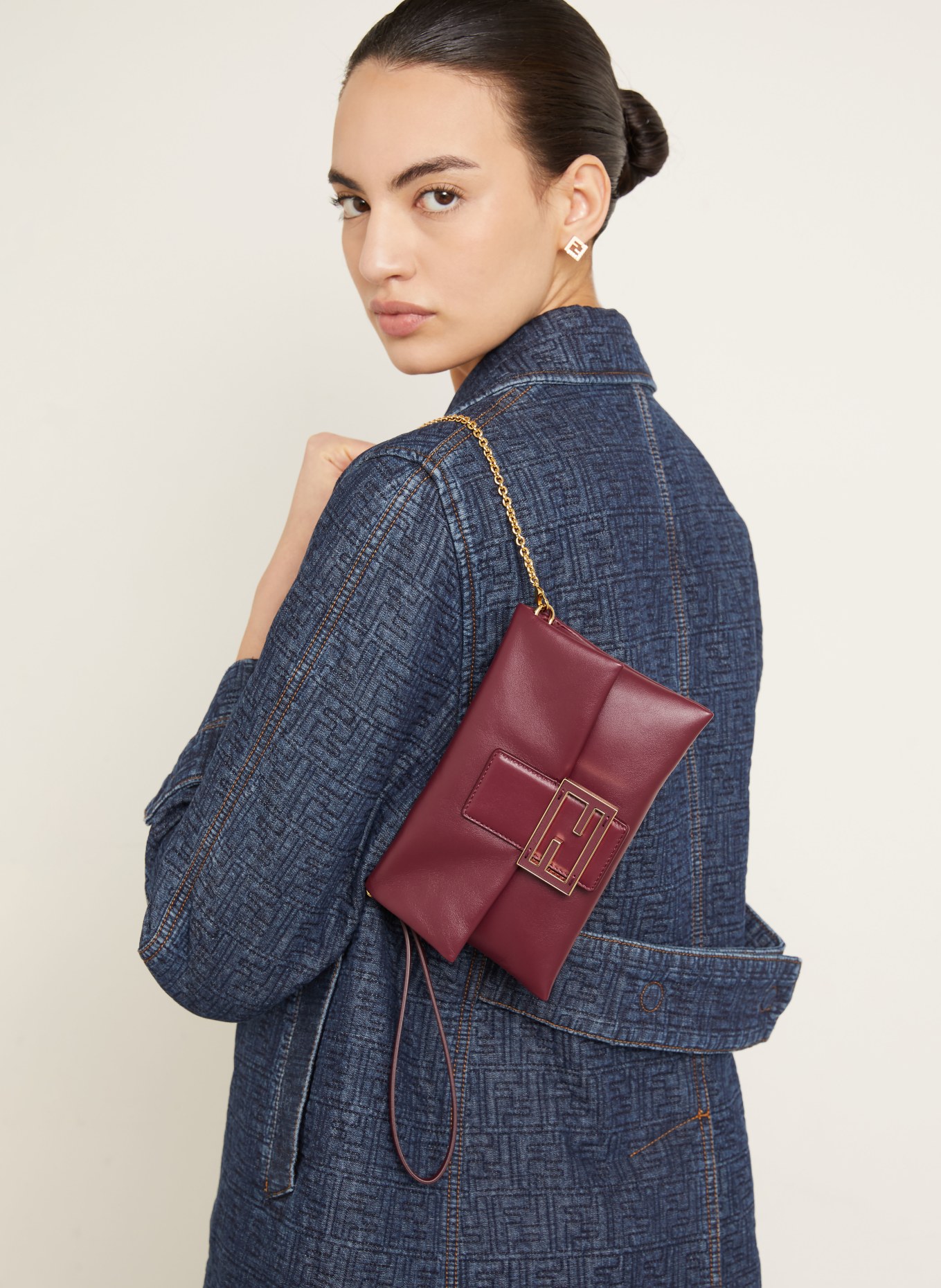 FENDI Clutch MAMMA BAGUETTE: DUNKELROT / GOLD