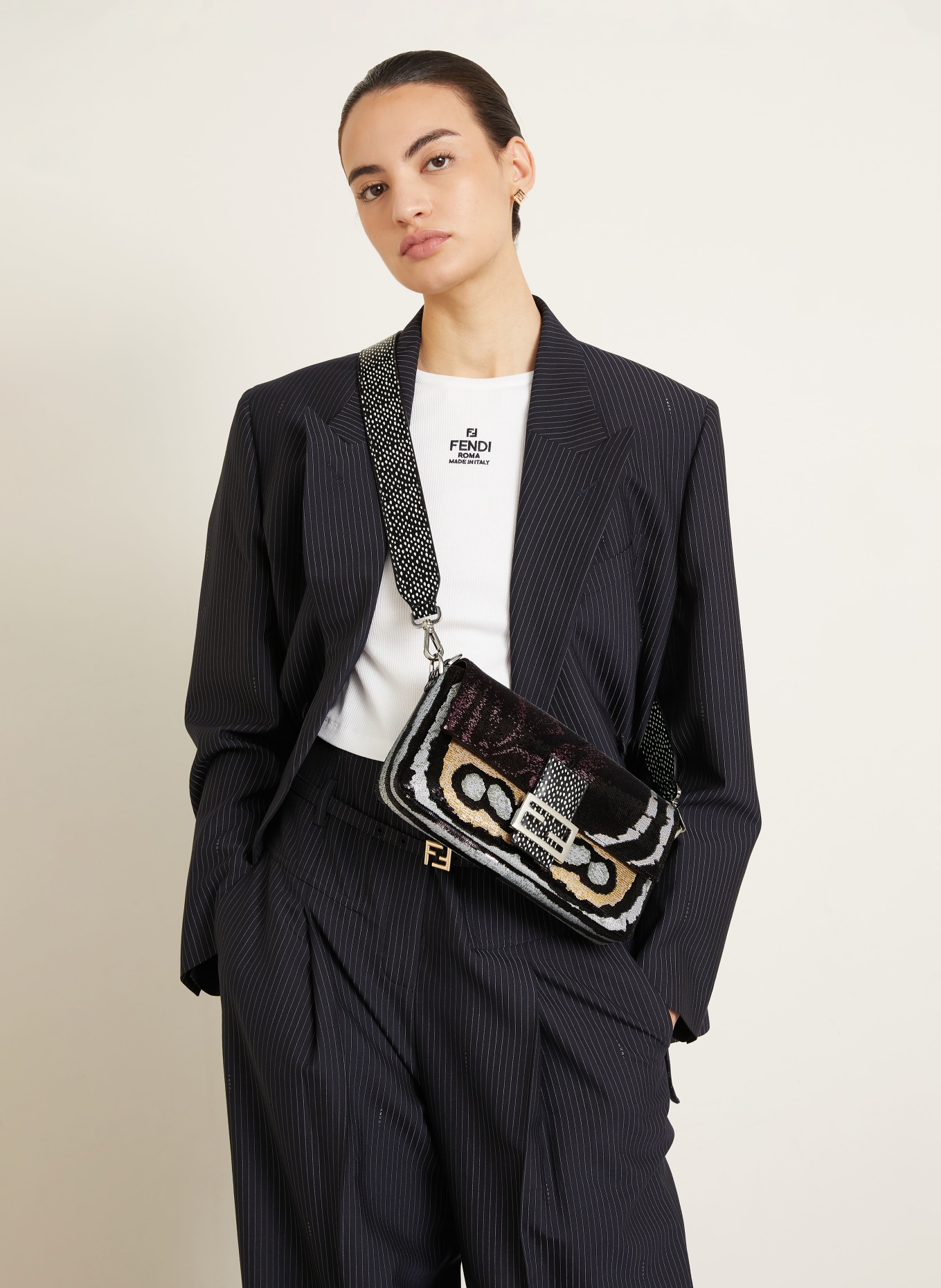 FENDI Handtasche BAGUETTE mit Pailletten: SCHWARZ / BEIGE / LILA