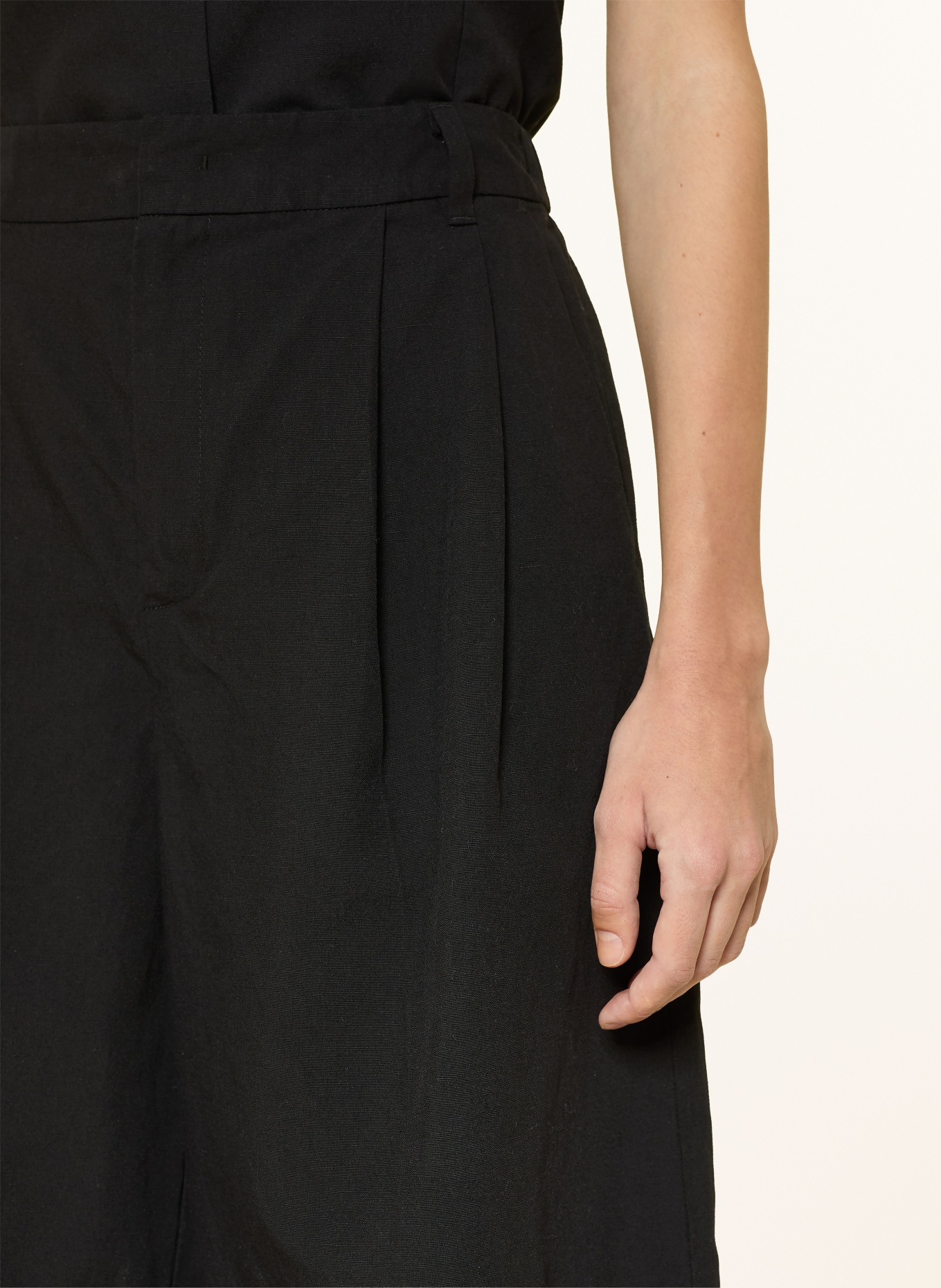 Part Two Bermudy s lnem: ČERNÁ