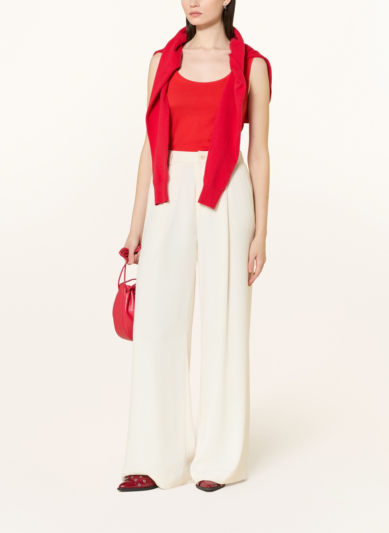 monari Nahoru: ČERVENÁ