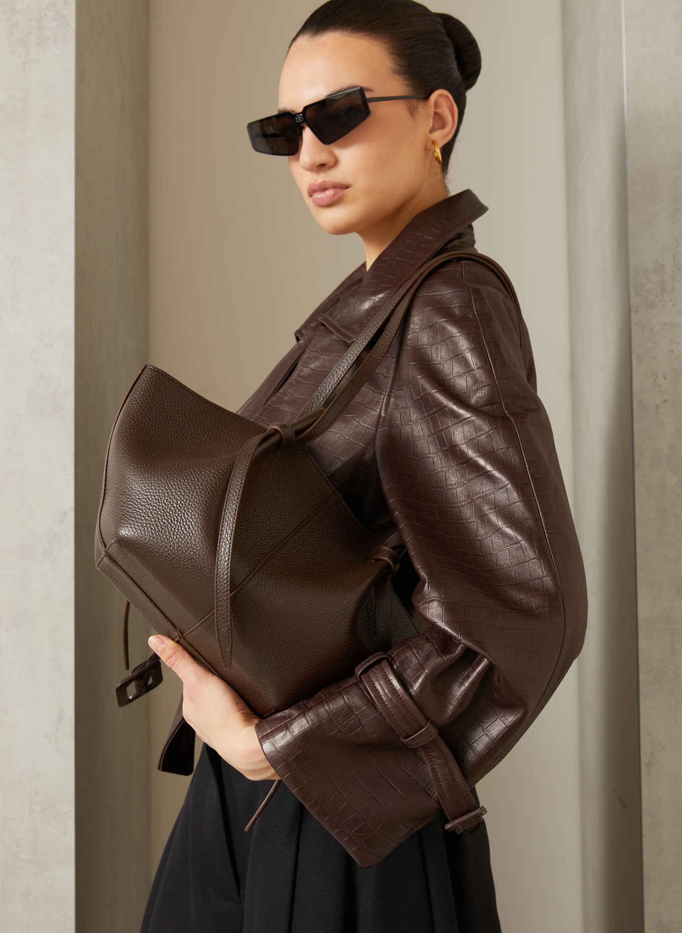 YUZEFI MOCHI shoulder bag: DARK BROWN