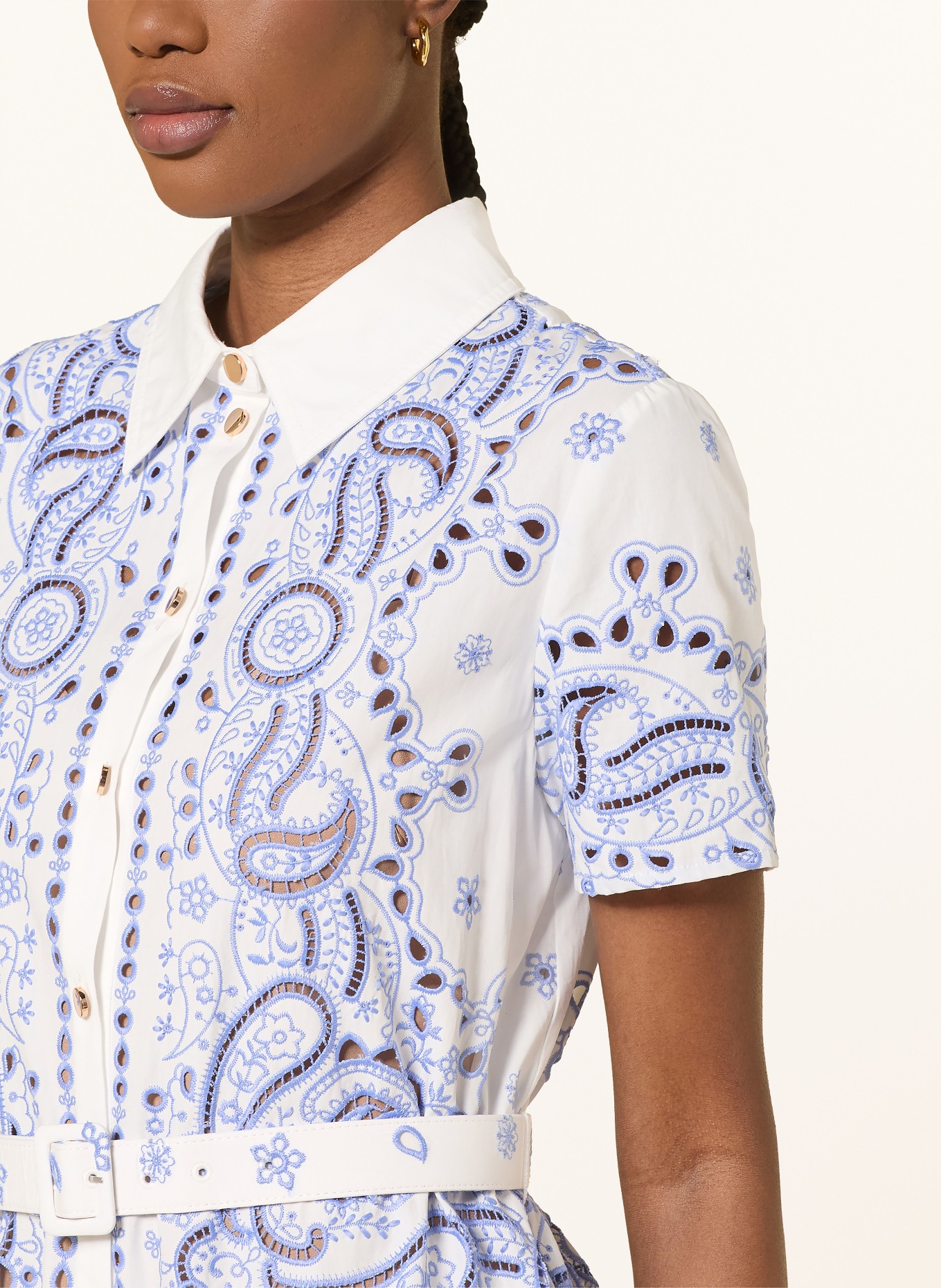 self-portrait Hemdblusenkleid mit Lochspitze: WEISS / HELLBLAU