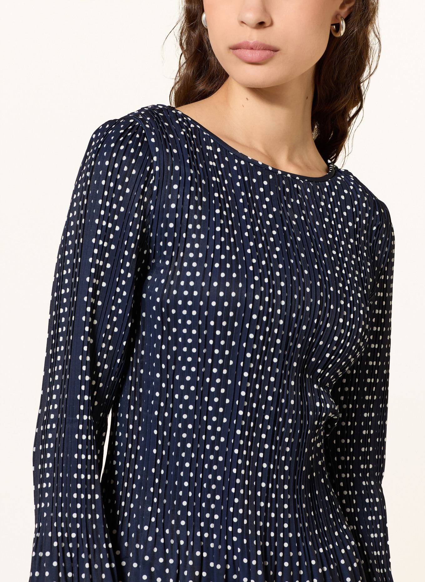 maje Kleid mit Plissees: DUNKELBLAU / WEISS