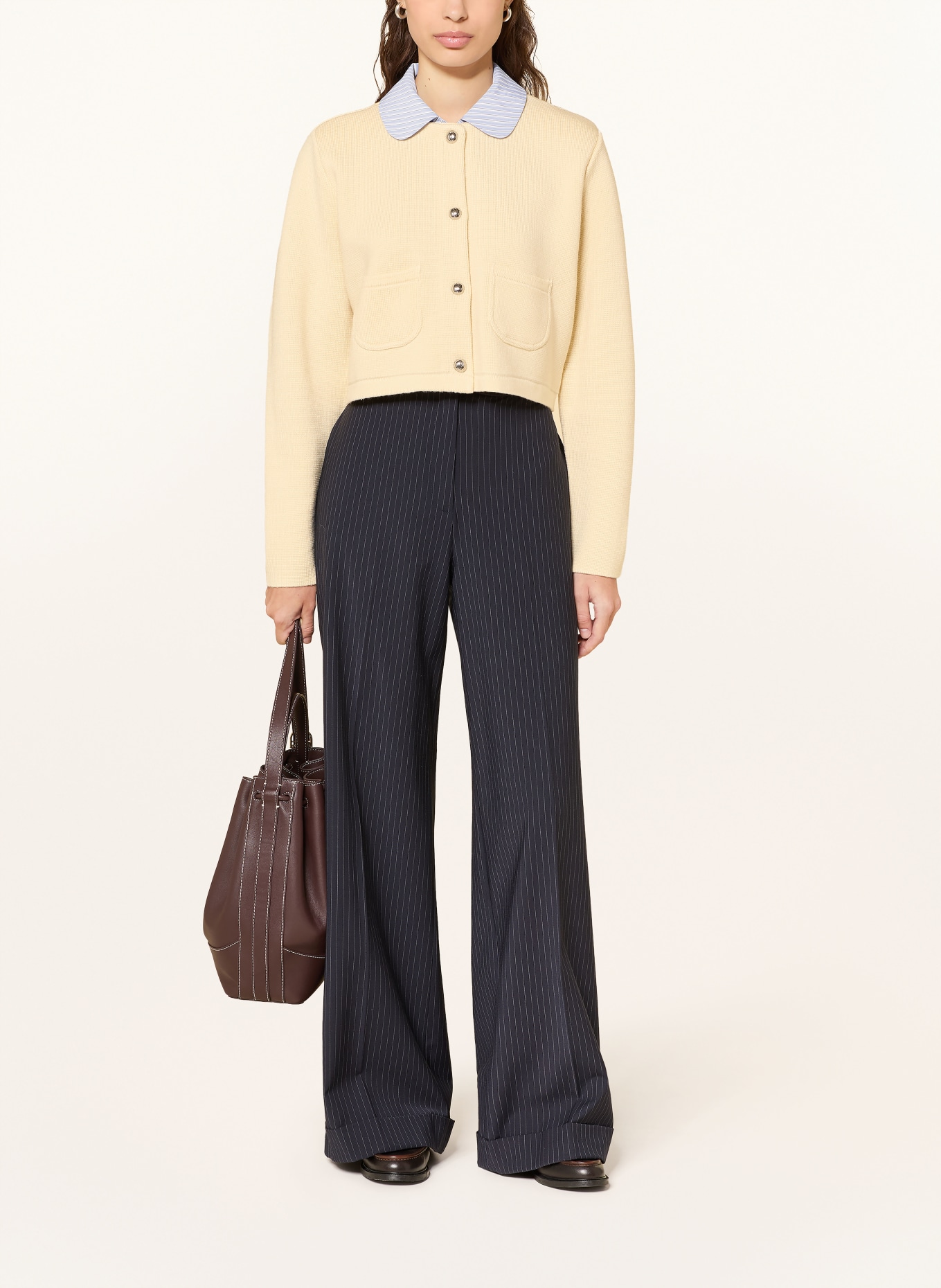 CLAUDIE PIERLOT Strickjacke mit abnehmbarem Kragen: ECRU / HELLBLAU / WEISS