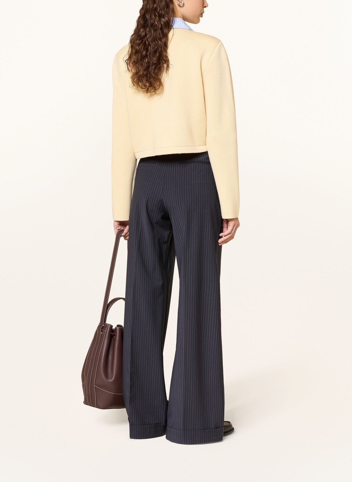 CLAUDIE PIERLOT Strickjacke mit abnehmbarem Kragen: ECRU / HELLBLAU / WEISS