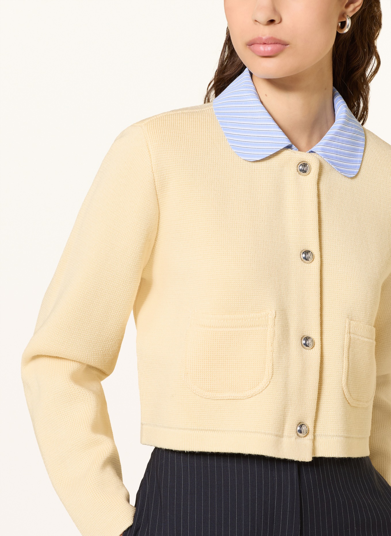 CLAUDIE PIERLOT Strickjacke mit abnehmbarem Kragen: ECRU / HELLBLAU / WEISS