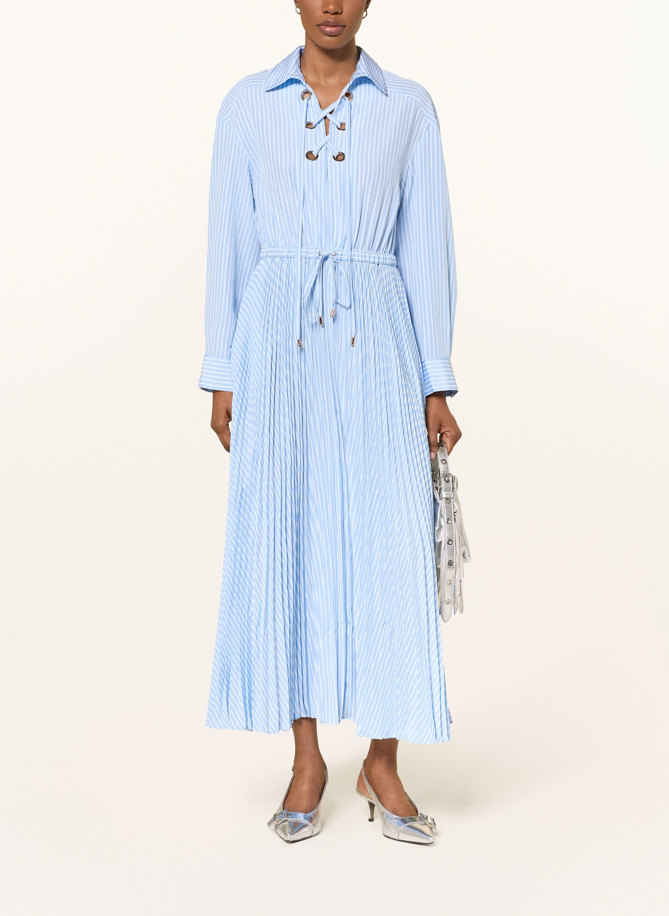 maje Sukienka koszulowa z plisami: JASNONIEBIESKI / BIAŁY