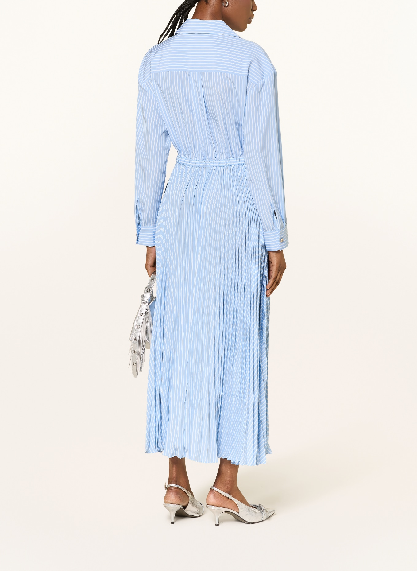 maje Sukienka koszulowa z plisami: JASNONIEBIESKI / BIAŁY
