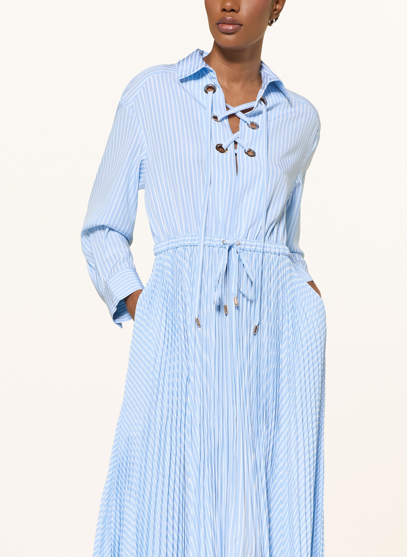 maje Sukienka koszulowa z plisami: JASNONIEBIESKI / BIAŁY