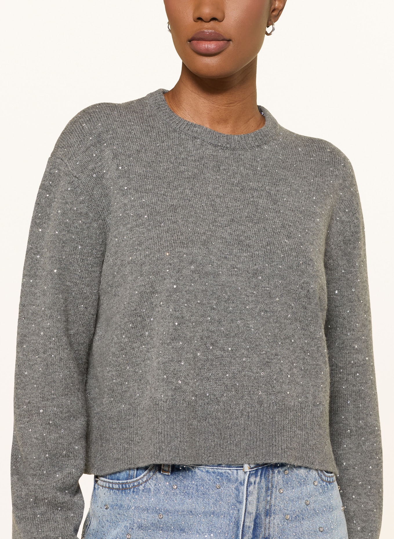 maje Pullover im Materialmix mit Schmucksteinen: DUNKELGRAU / HELLBLAU / WEISS