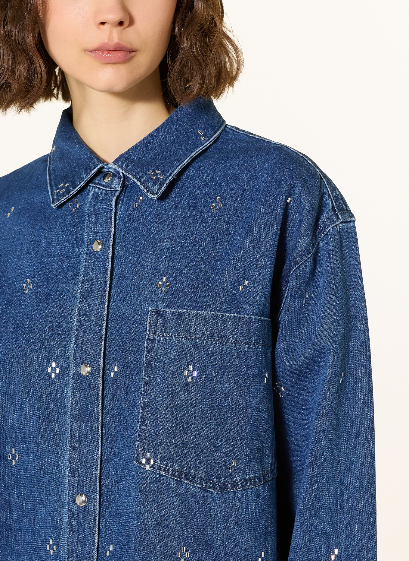 maje Jeansbluse mit Schmucksteinen: BLAU