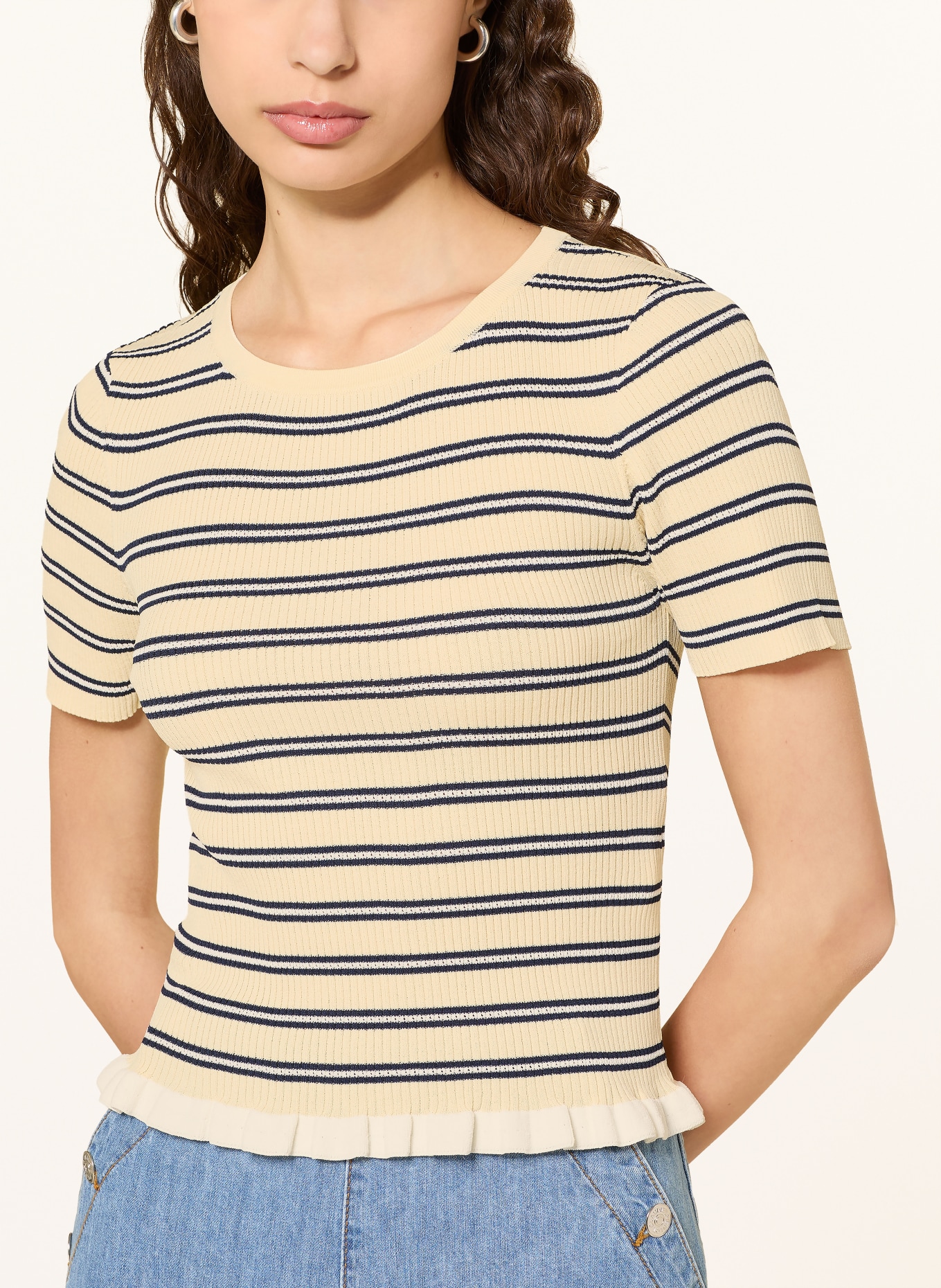 CLAUDIE PIERLOT Pullover mit Rüschen: HELLGELB / WEISS / SCHWARZ