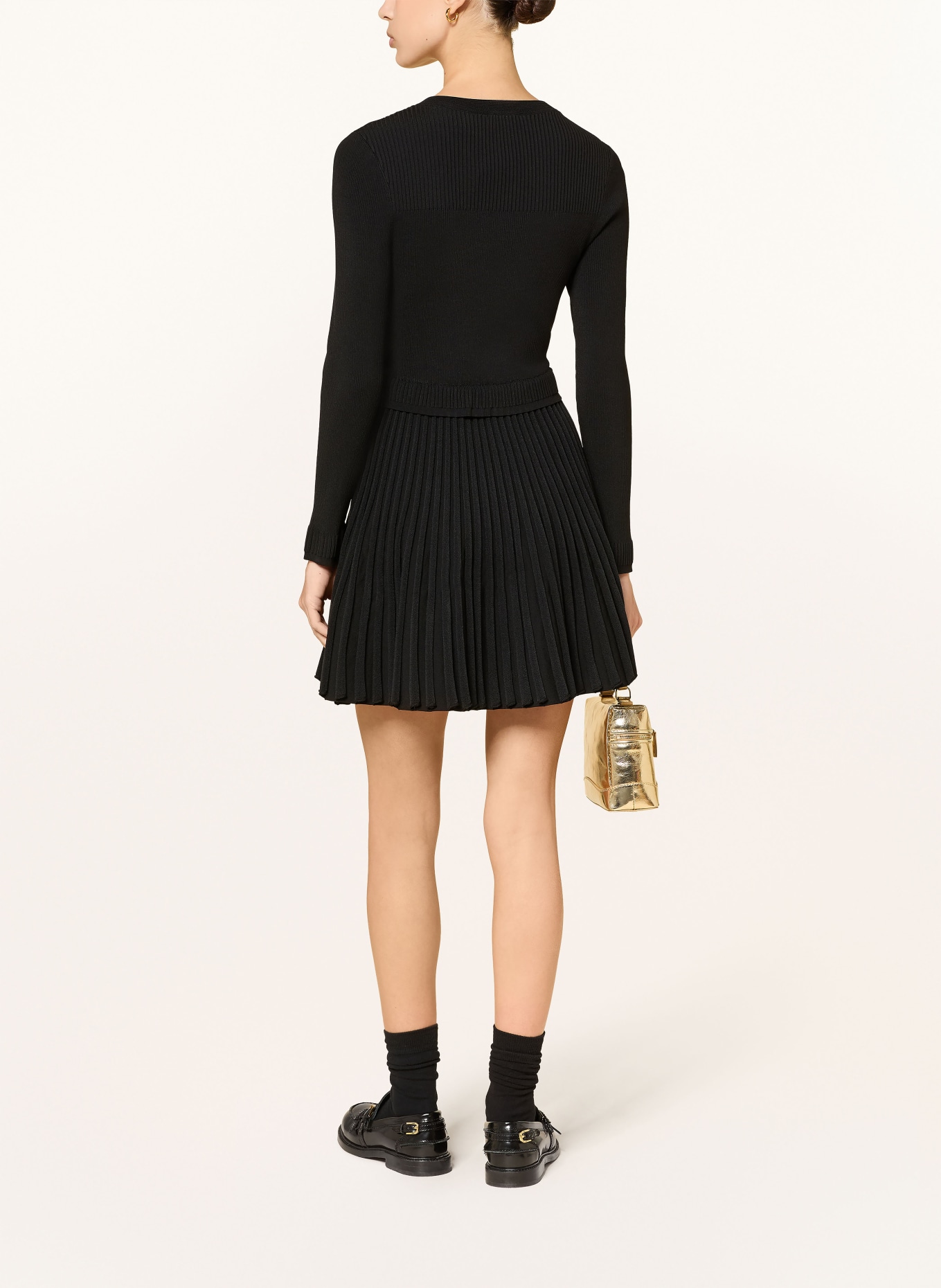 SANDRO Strickkleid mit Plissees: SCHWARZ