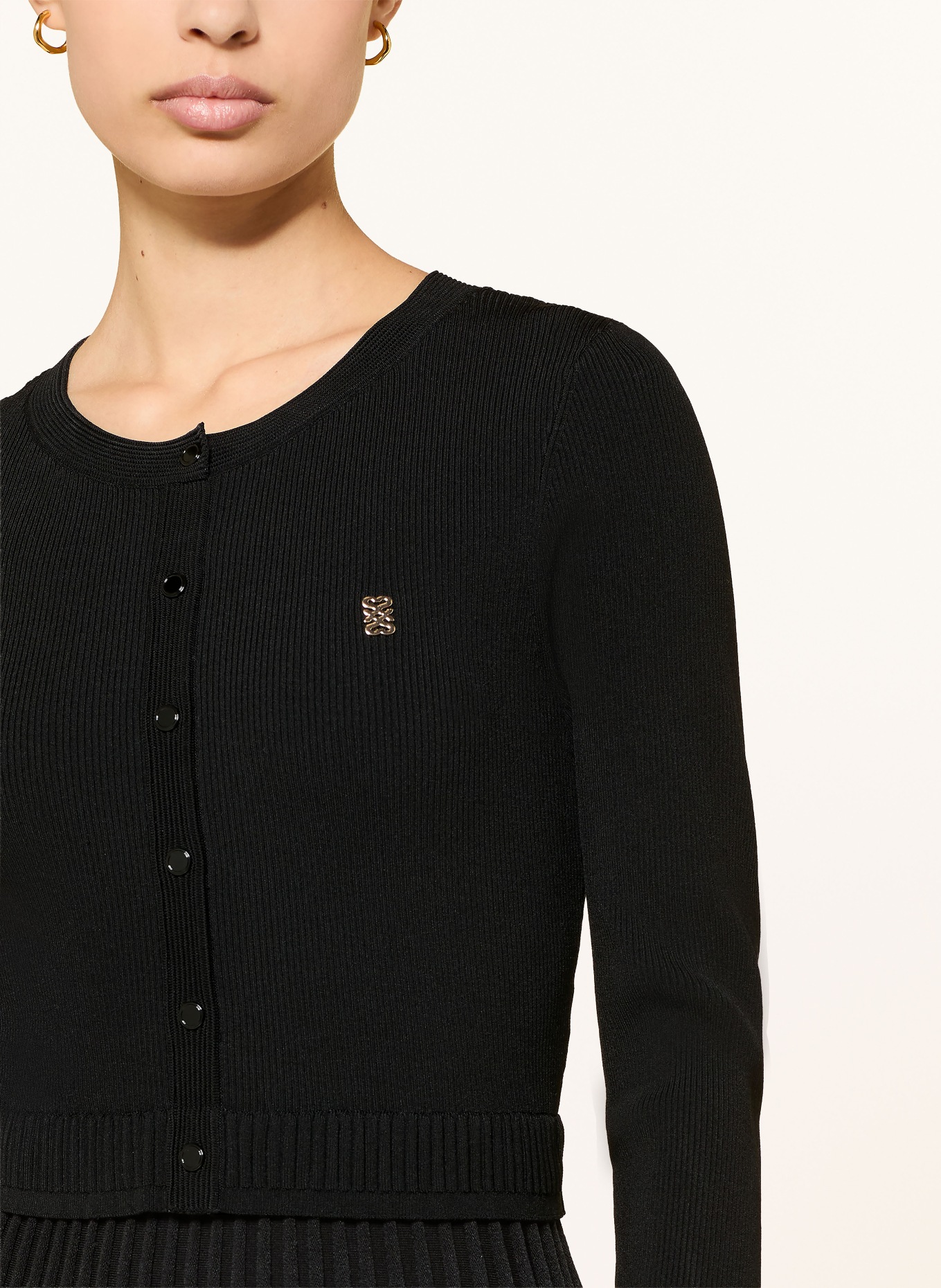 SANDRO Strickkleid mit Plissees: SCHWARZ