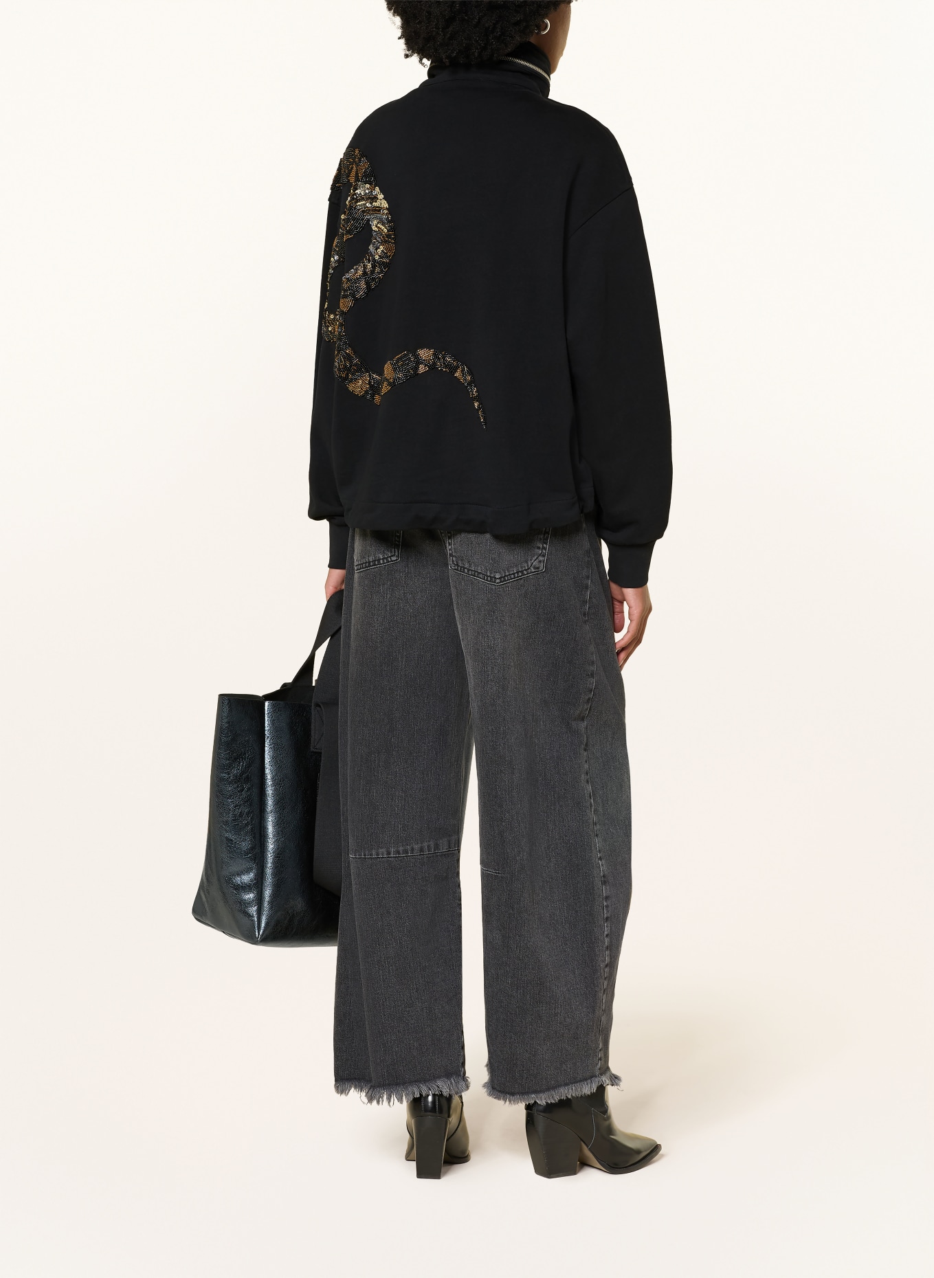 ALLSAINTS Mikina OUROS CLARIE s ozdobnými kamínky a flitry: ČERNÁ / KOŇAKOVÁ