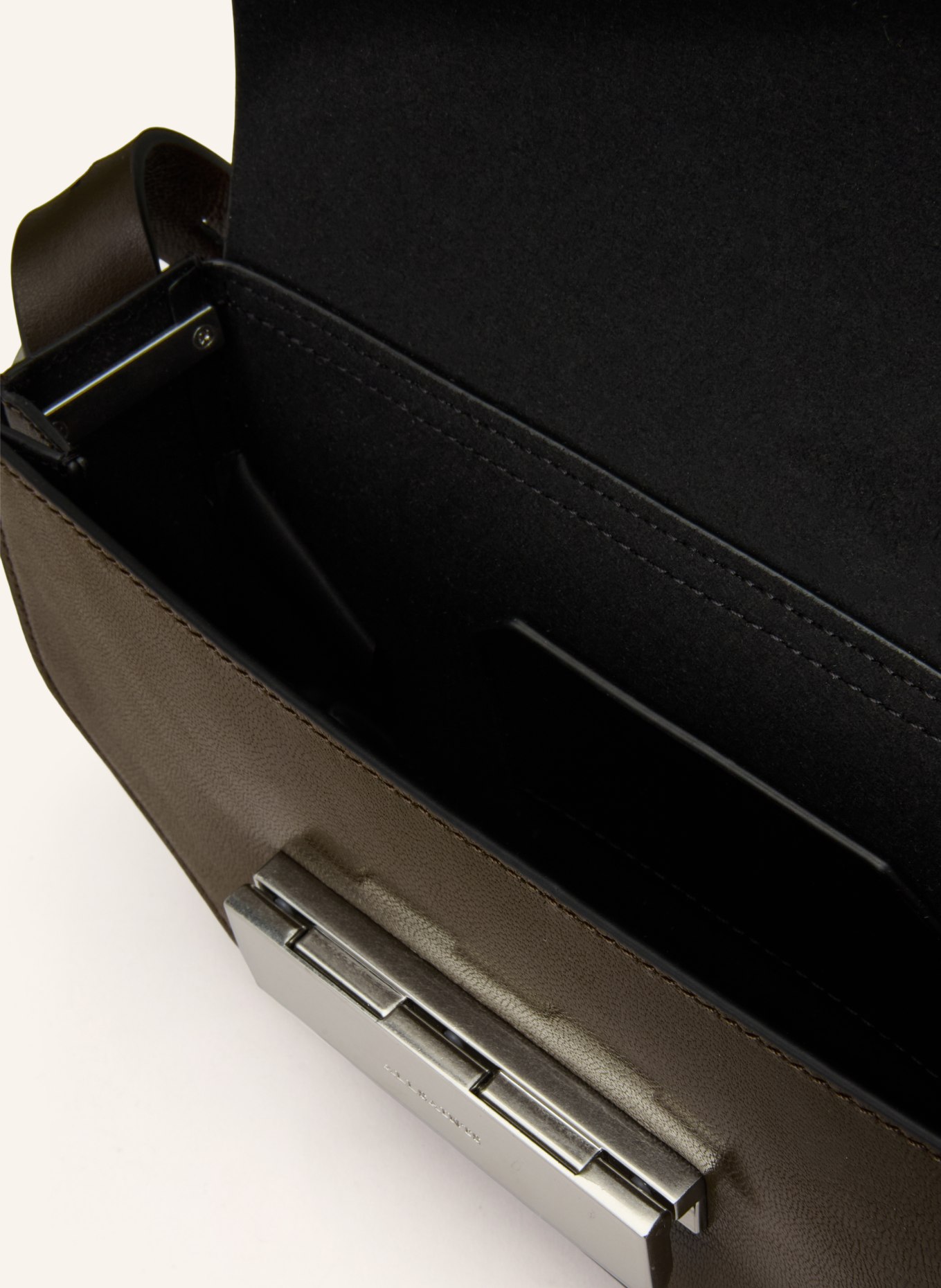 ALLSAINTS Taška přes rameno ETTA: TMAVĚ HNĚDÁ / PLATINOVÁ