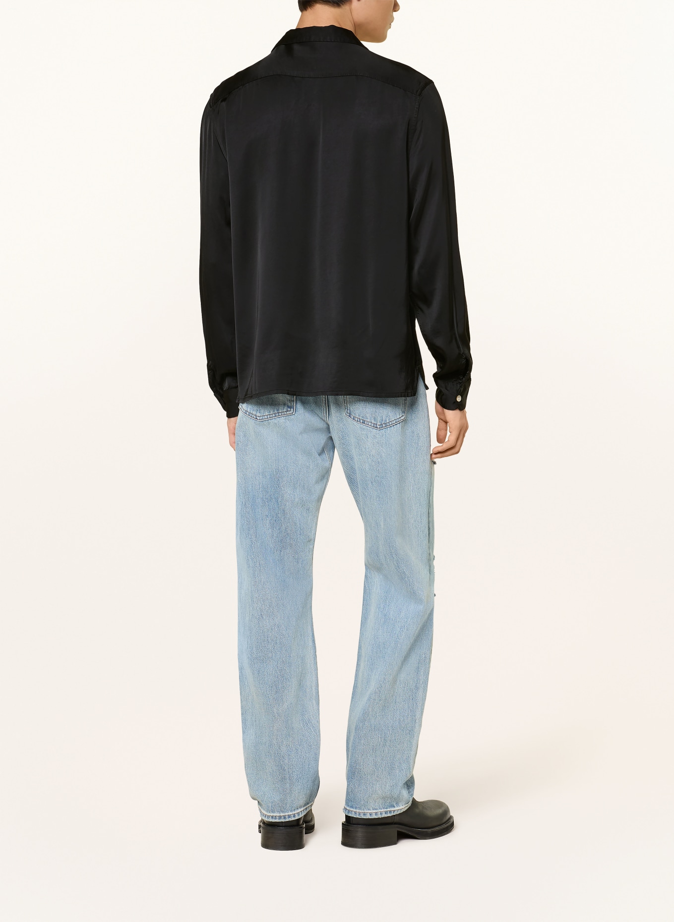 ALLSAINTS Saténová košile YODO Boxy Fit: ČERNÁ