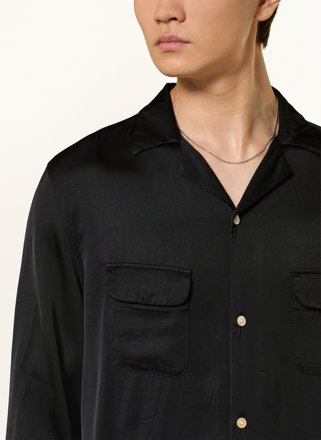 ALLSAINTS Saténová košile YODO Boxy Fit: ČERNÁ