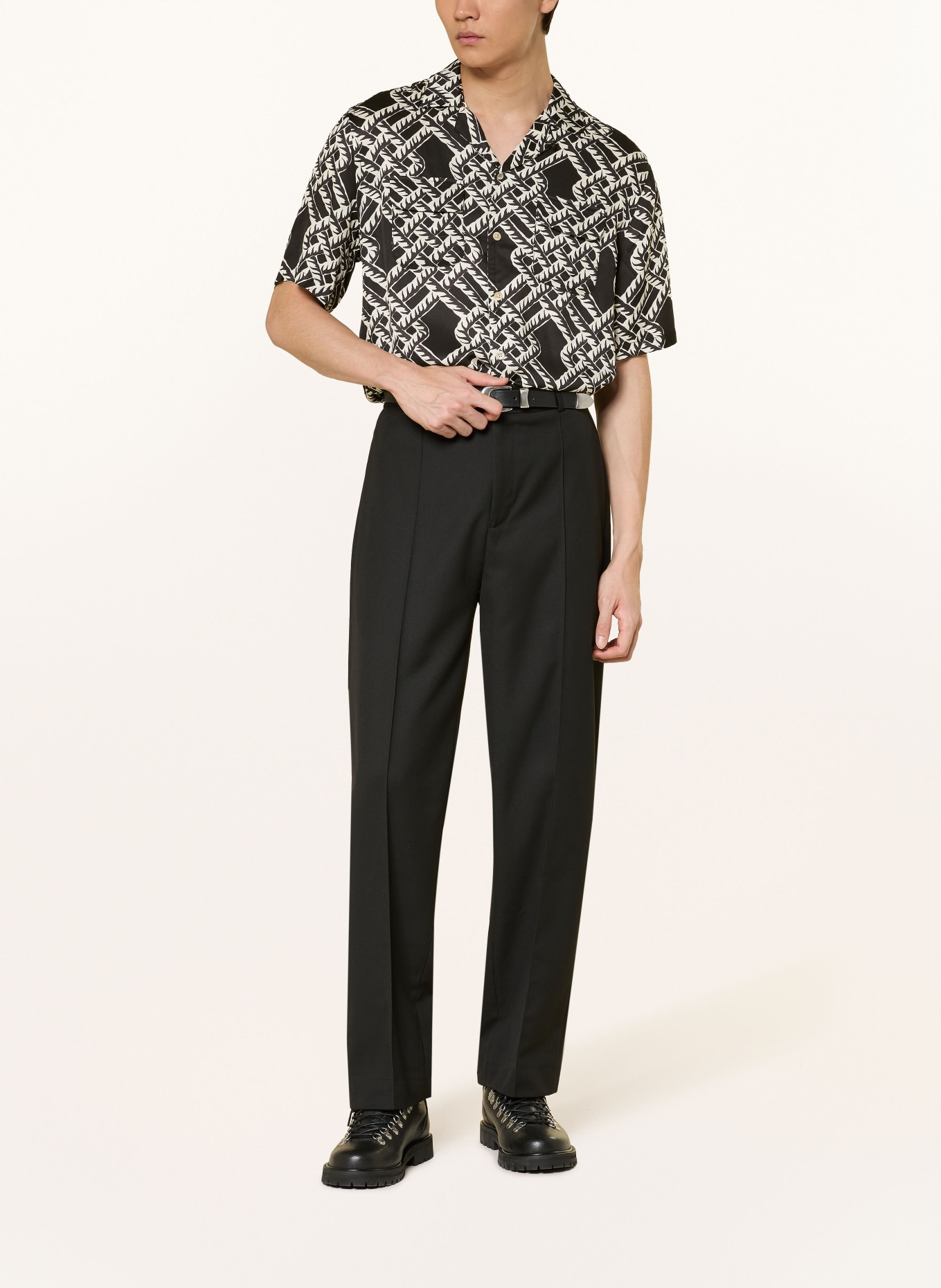 ALLSAINTS Saténová košile TWINED Relaxed Fit: ČERNÁ / BÍLÁ