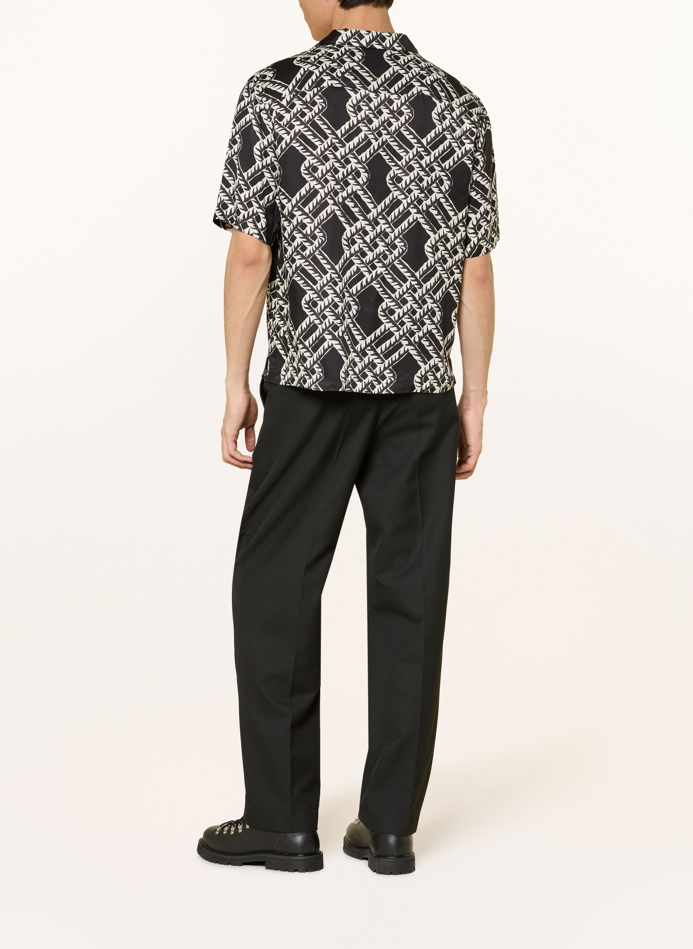 ALLSAINTS Saténová košile TWINED Relaxed Fit: ČERNÁ / BÍLÁ