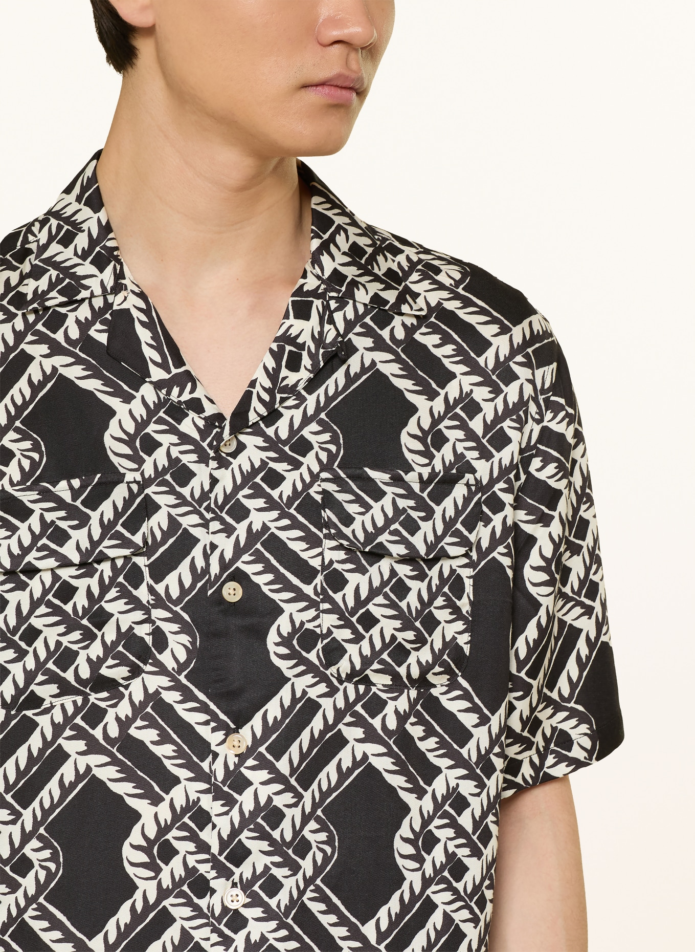 ALLSAINTS Saténová košile TWINED Relaxed Fit: ČERNÁ / BÍLÁ