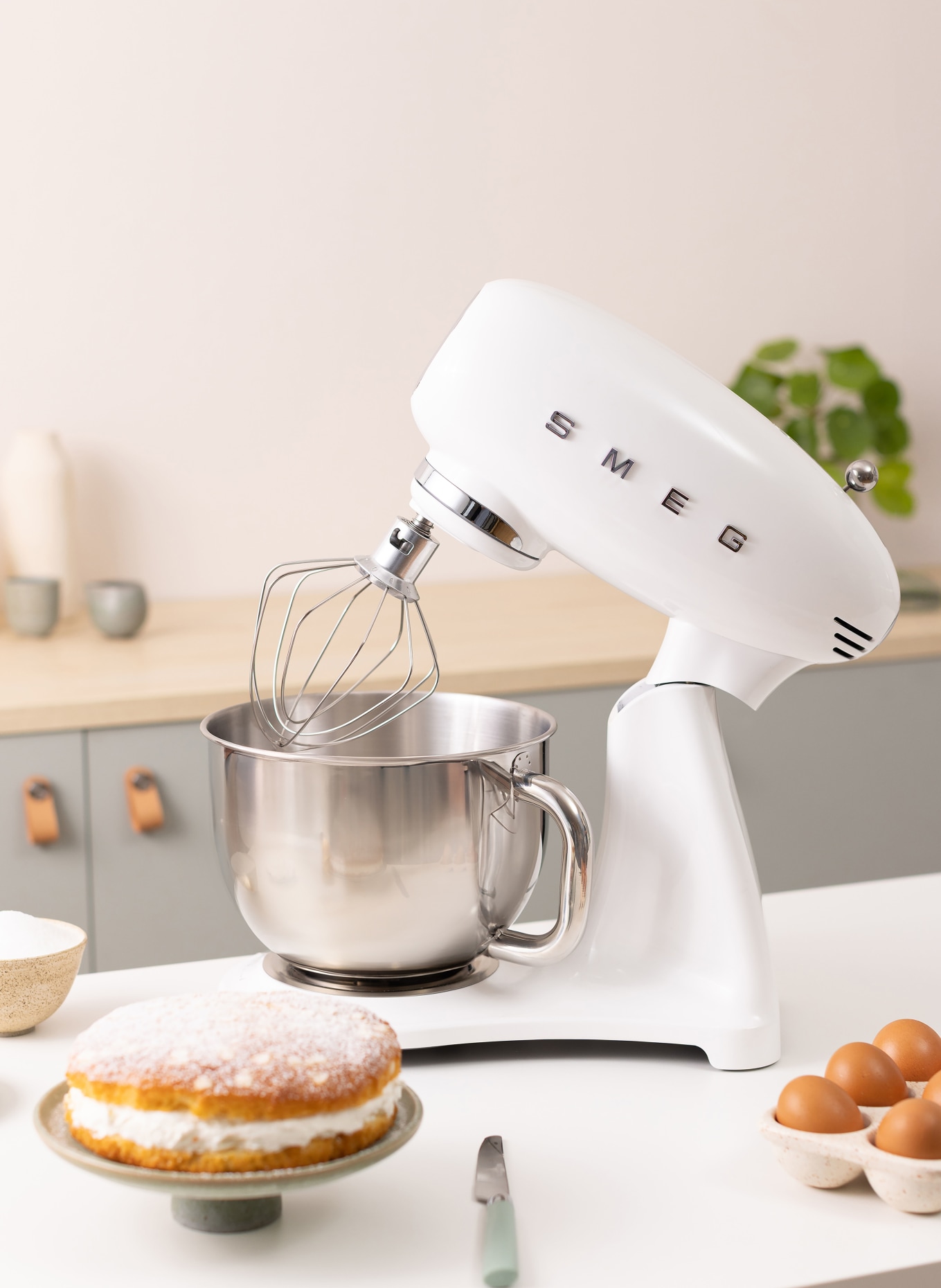 SMEG Küchenmaschine SMF05: WEISS