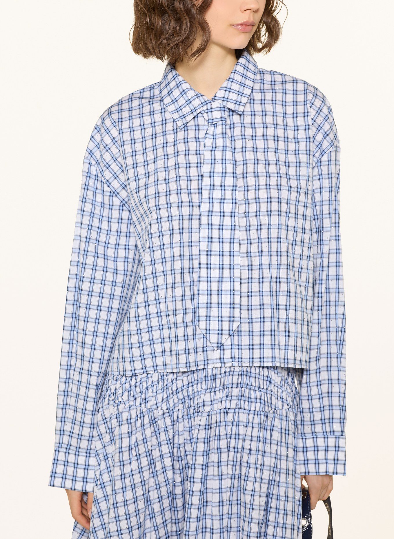 maje Hemdbluse mit Schmucksteinen: HELLBLAU / DUNKELBLAU / WEISS