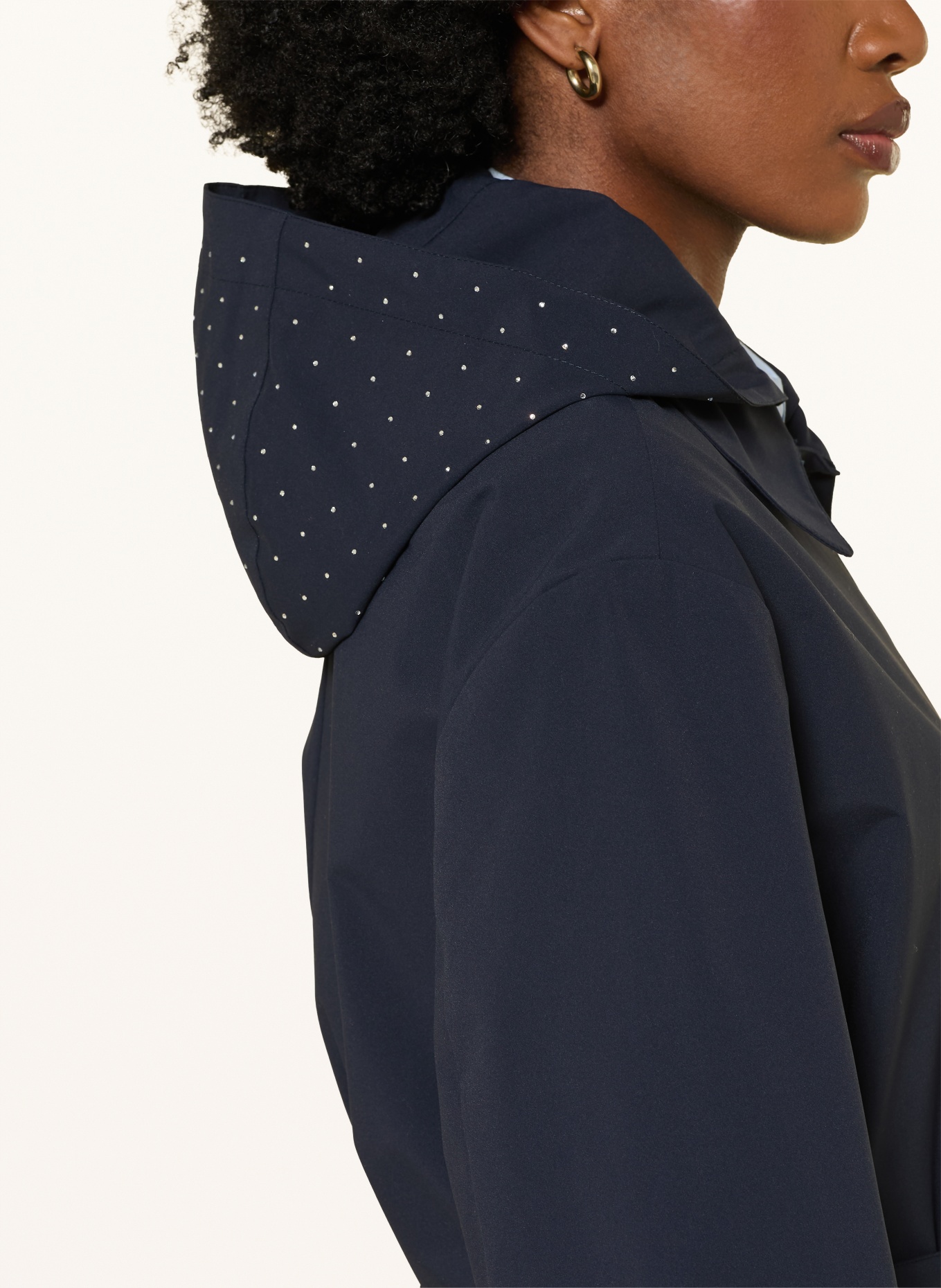 maje Regenmantel mit abnehmbarer Kapuze und Schmucksteinen: DUNKELBLAU