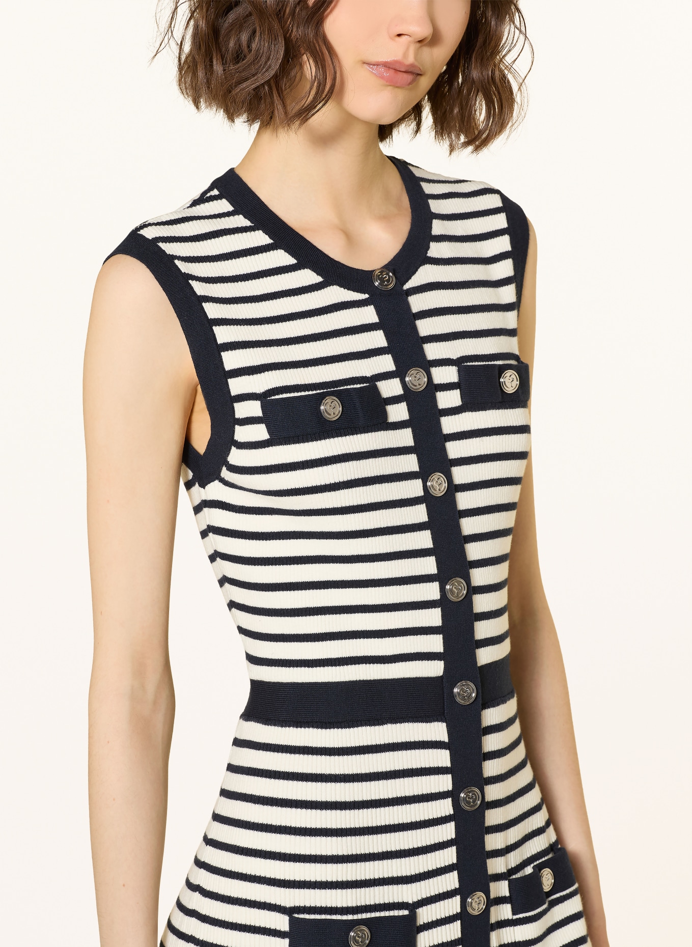 maje Strickkleid: WEISS / DUNKELBLAU