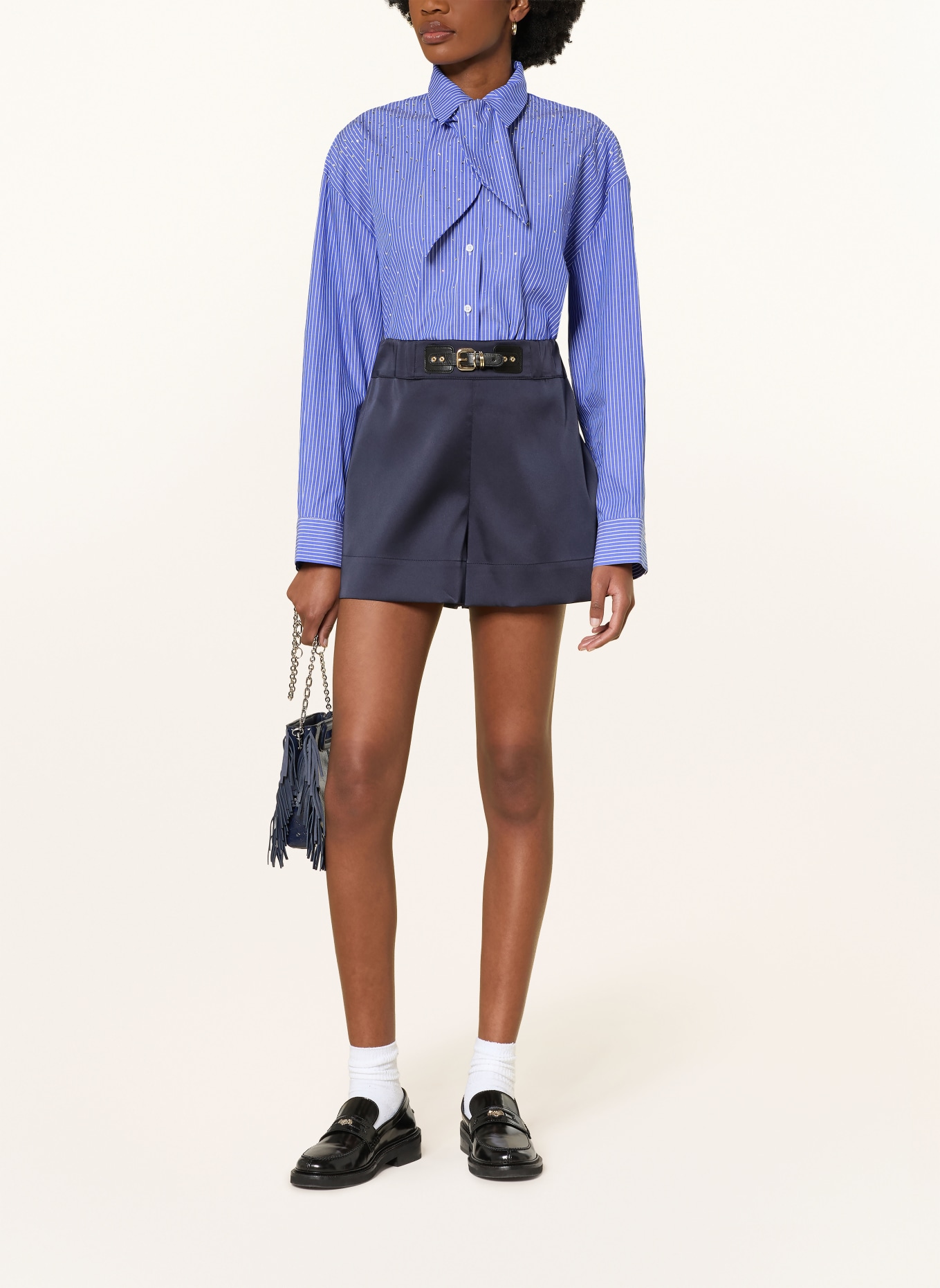 maje Hemdbluse mit abnehmbarer Schluppe und Schmucksteinen: BLAU / WEISS