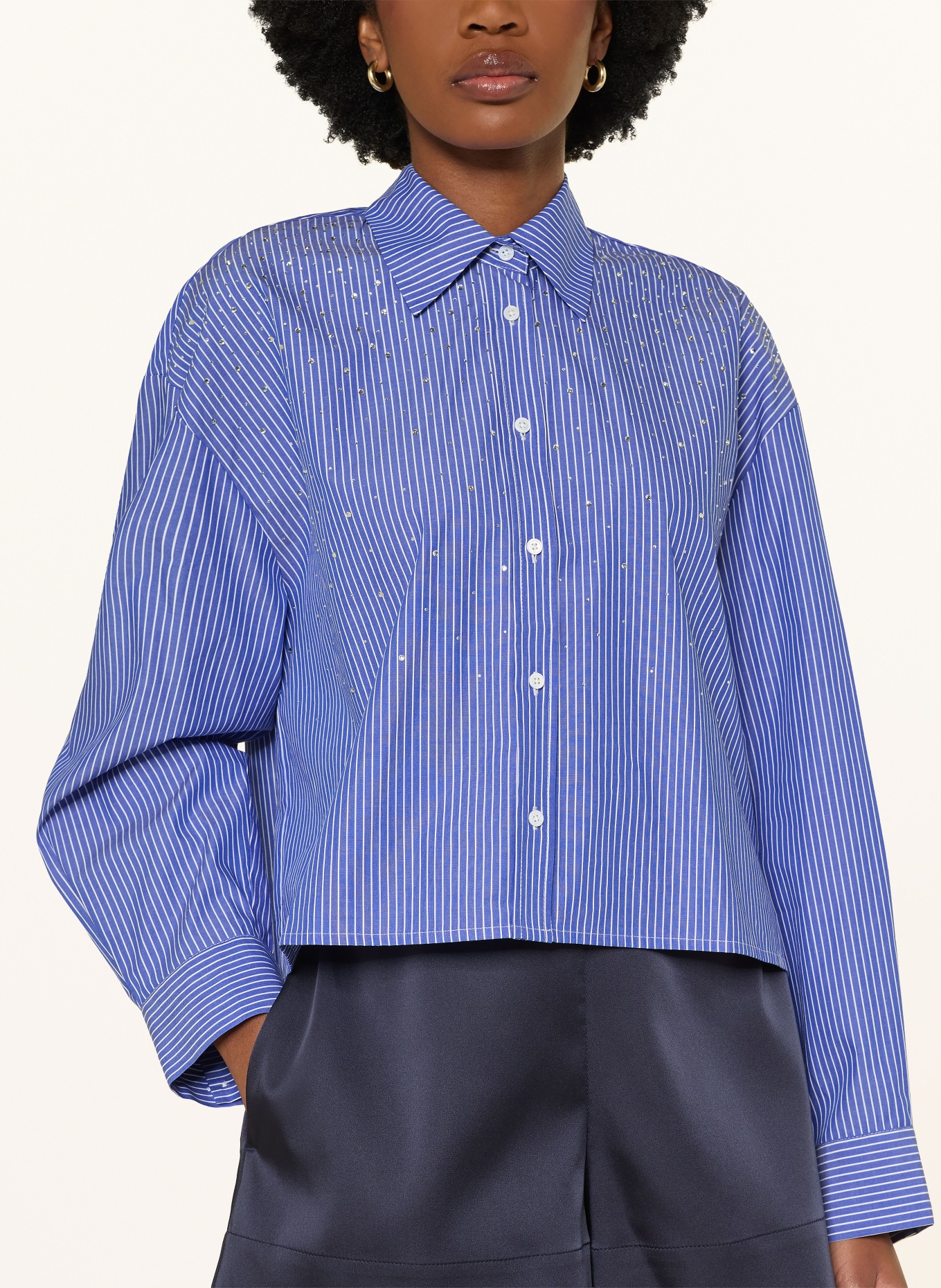 maje Hemdbluse mit abnehmbarer Schluppe und Schmucksteinen: BLAU / WEISS