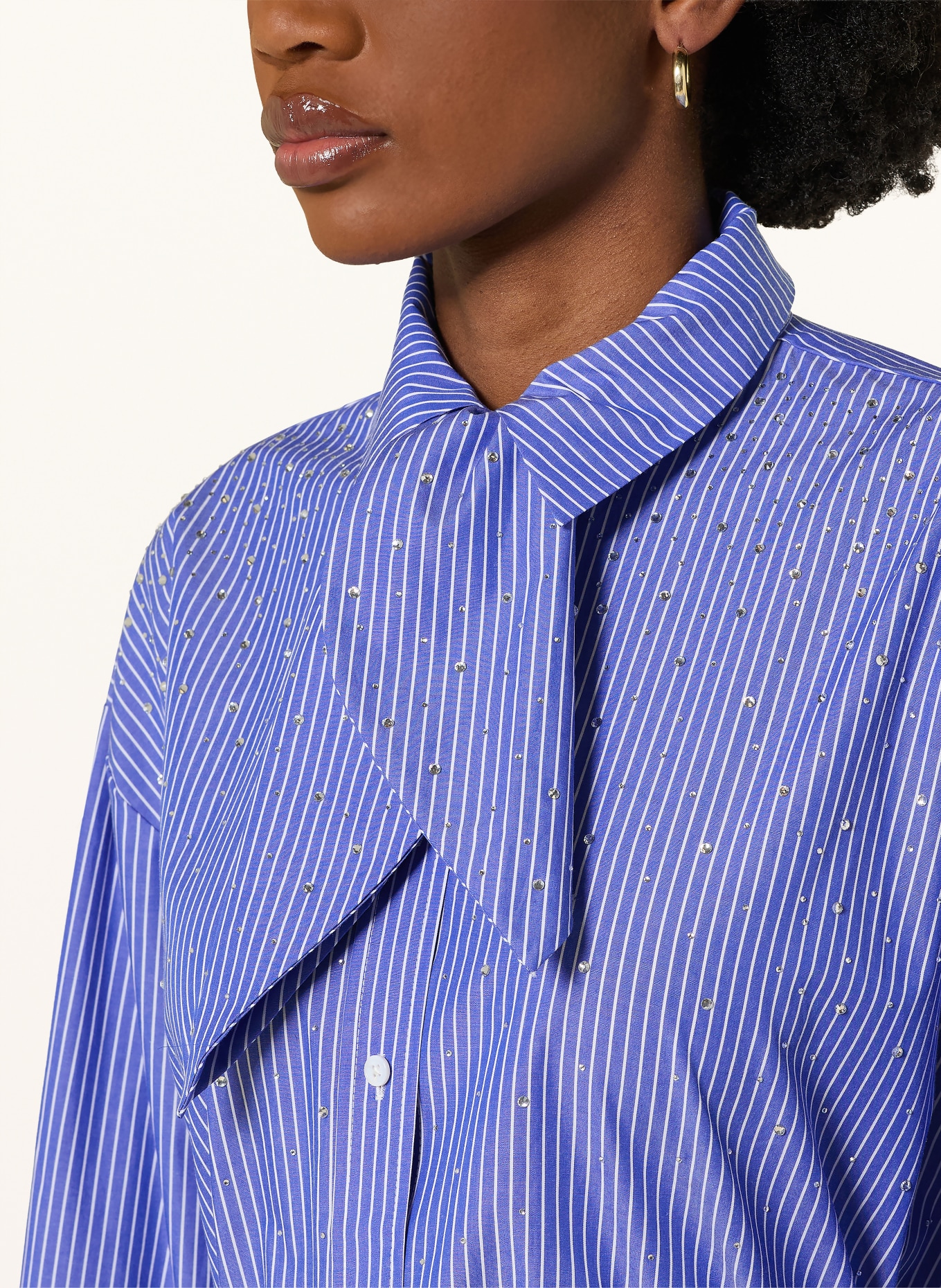 maje Hemdbluse mit abnehmbarer Schluppe und Schmucksteinen: BLAU / WEISS